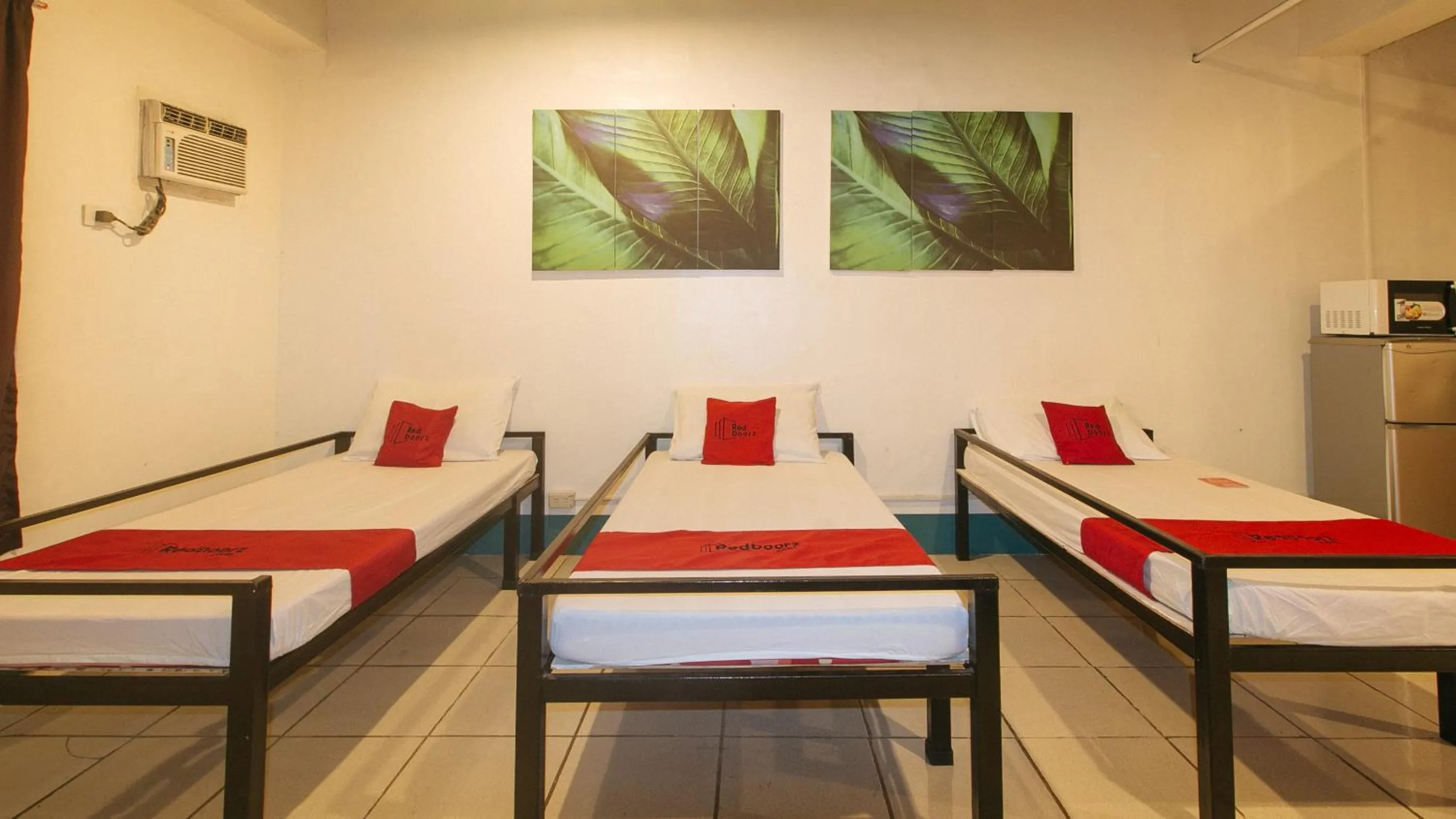 Photo of the whole room, Bed in RedDoorz at Crowne One Condo