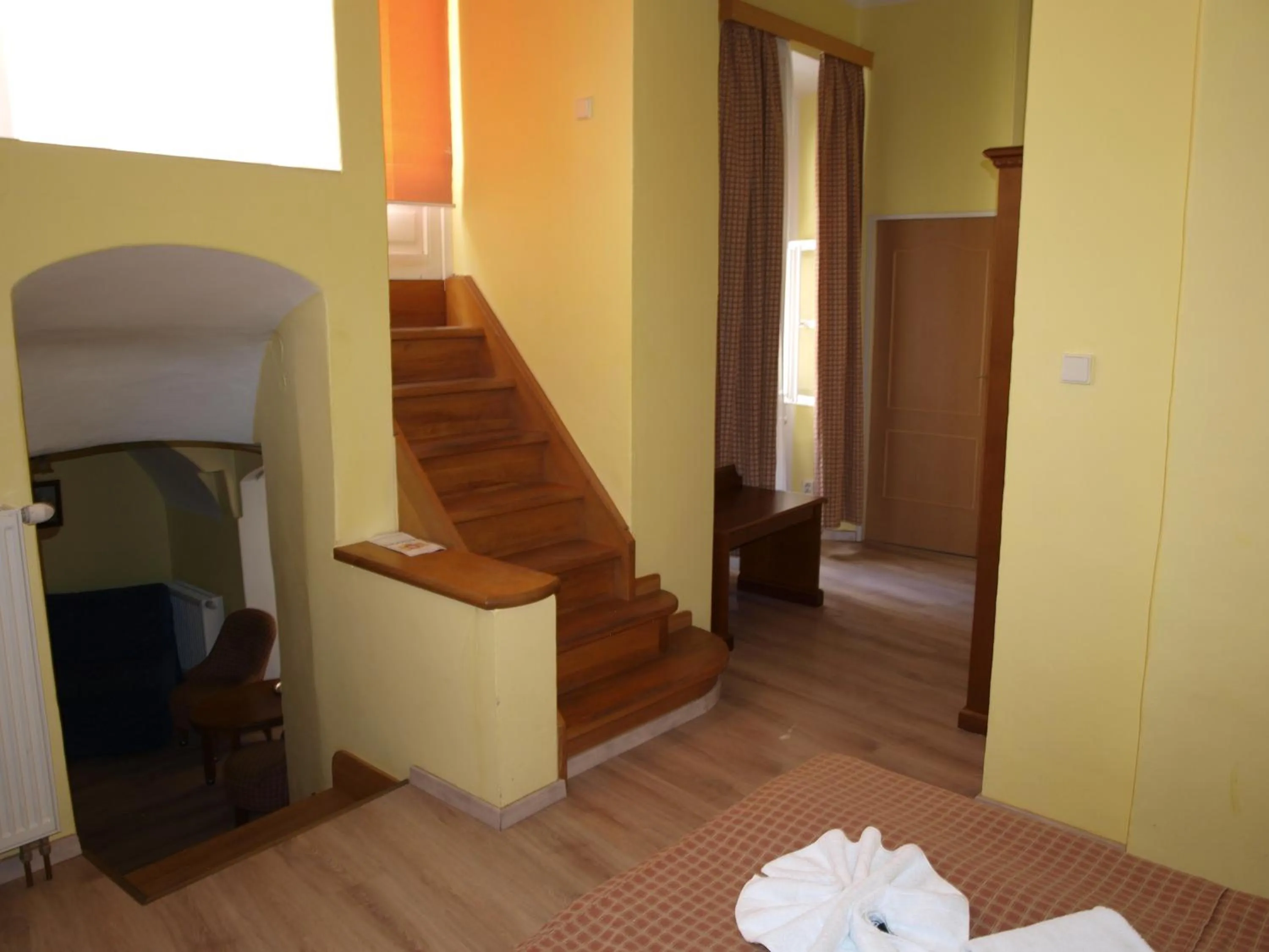 Photo of the whole room in Hotel King George