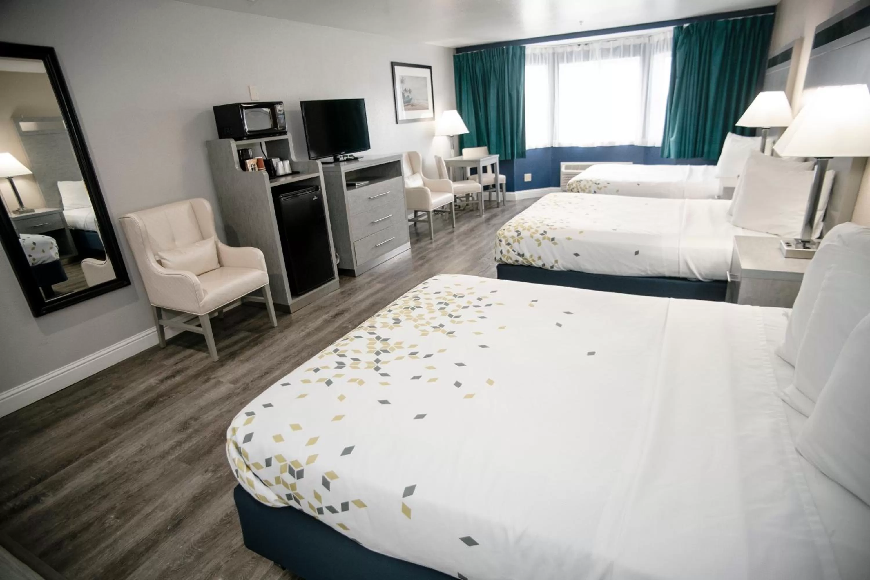 Bed in Anchor Beach Inn