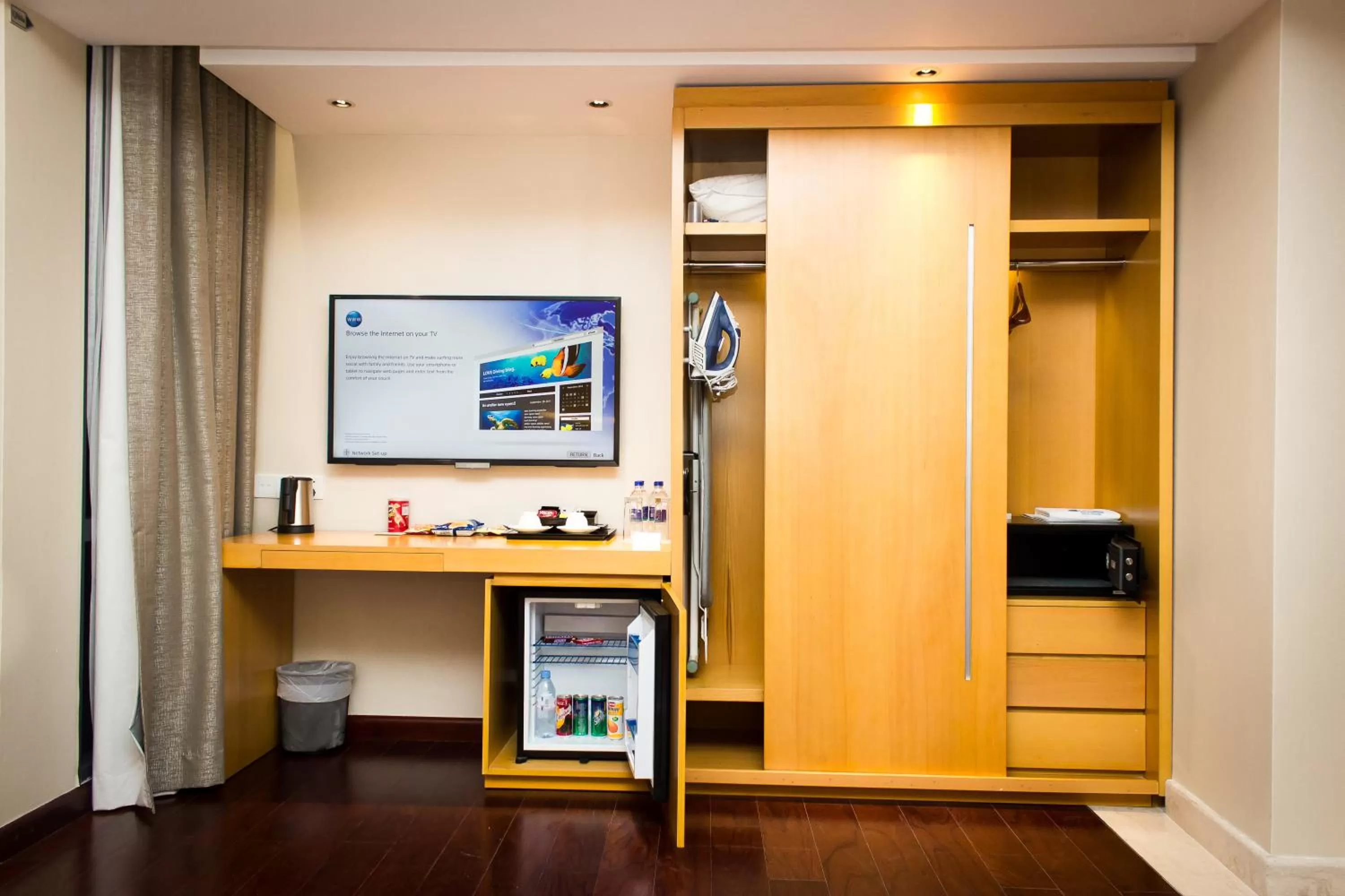 TV and multimedia in Lakeshore Suites, Banani