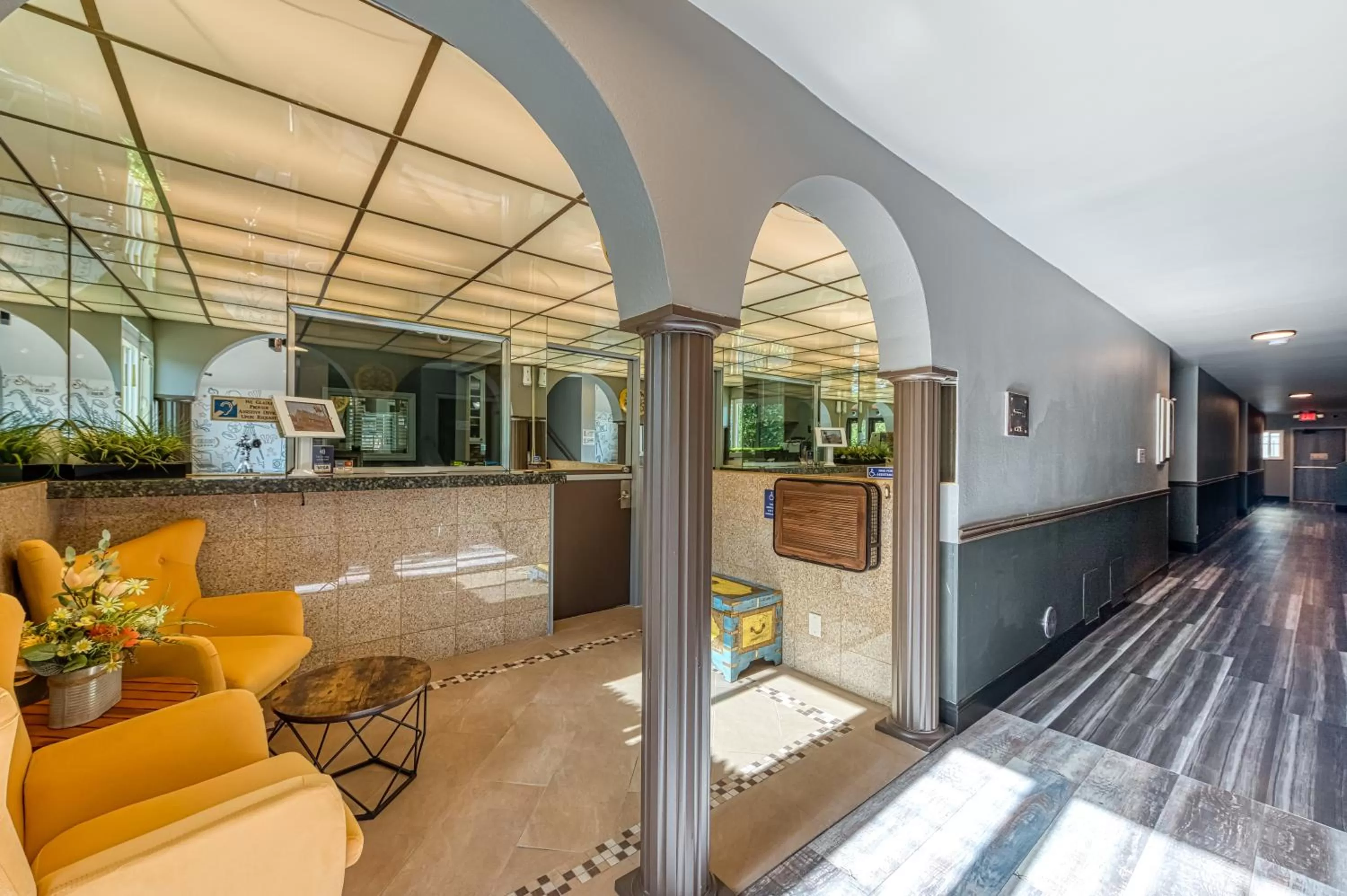 Seating area in La Mirage Inn - Hollywood