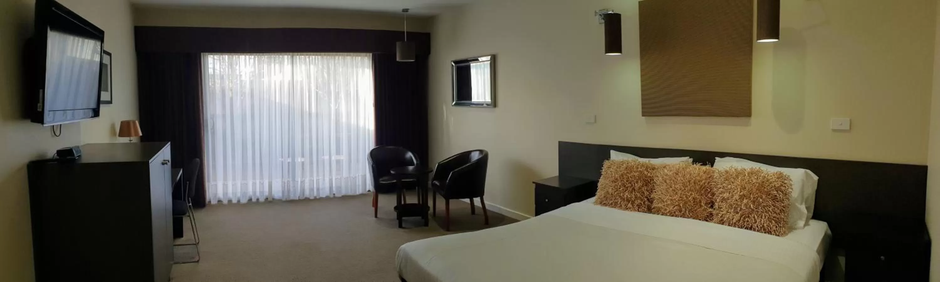 Photo of the whole room, Bed in Hogans Motel