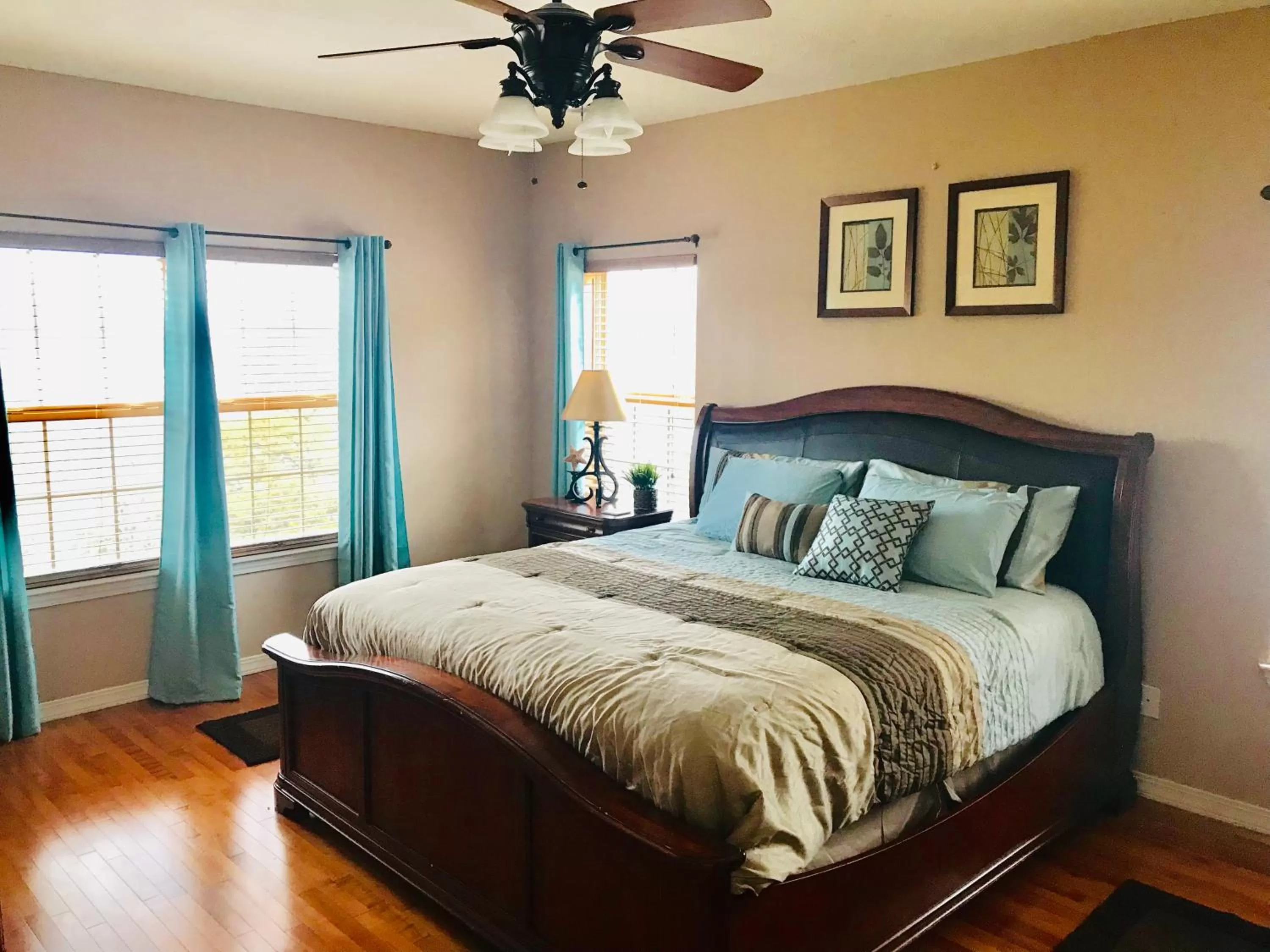 Bed in Rockwood Condos on Table Rock Lake With Boat Slips
