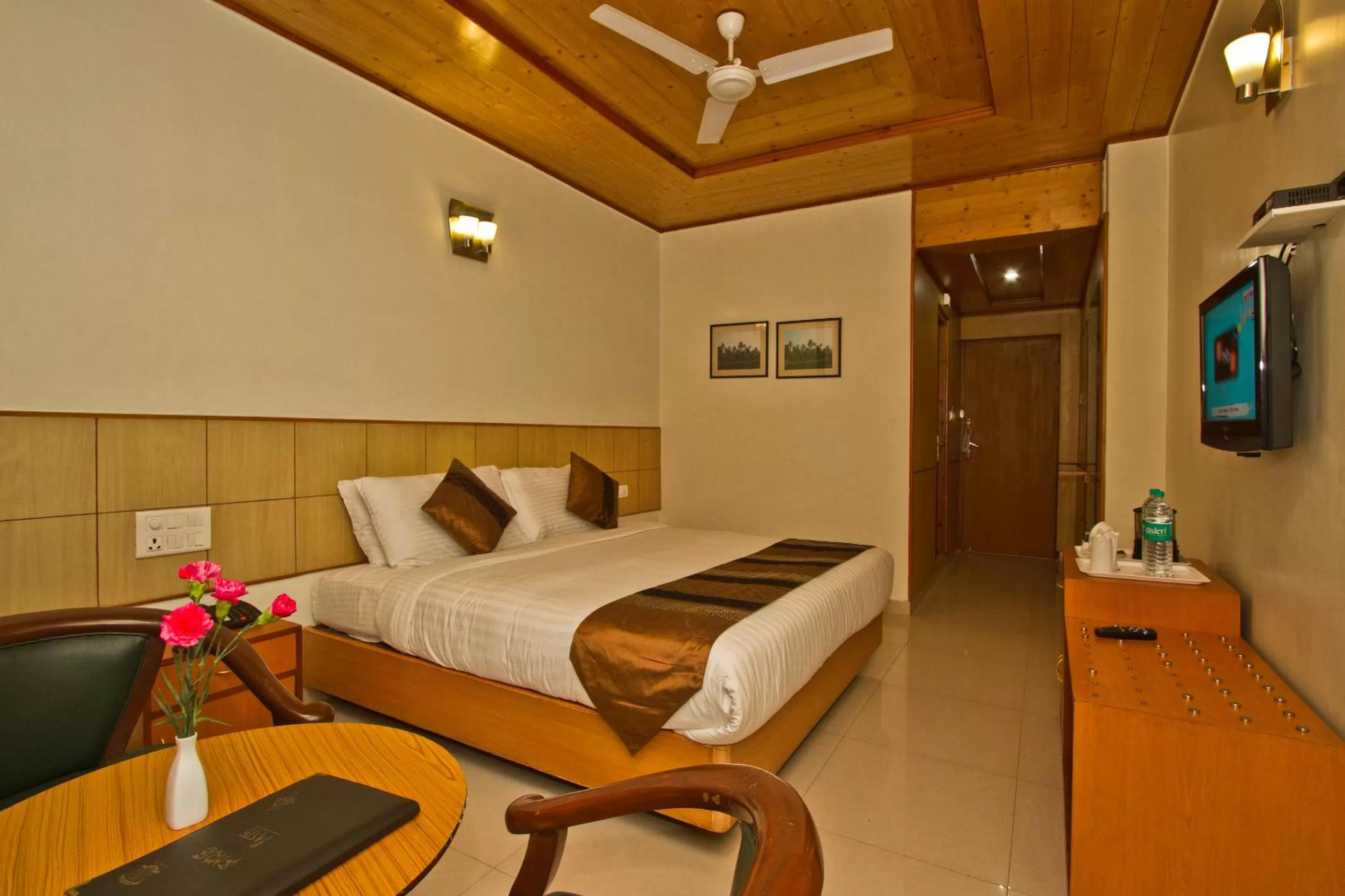 Photo of the whole room, Bed in Hotel Broadways Inn