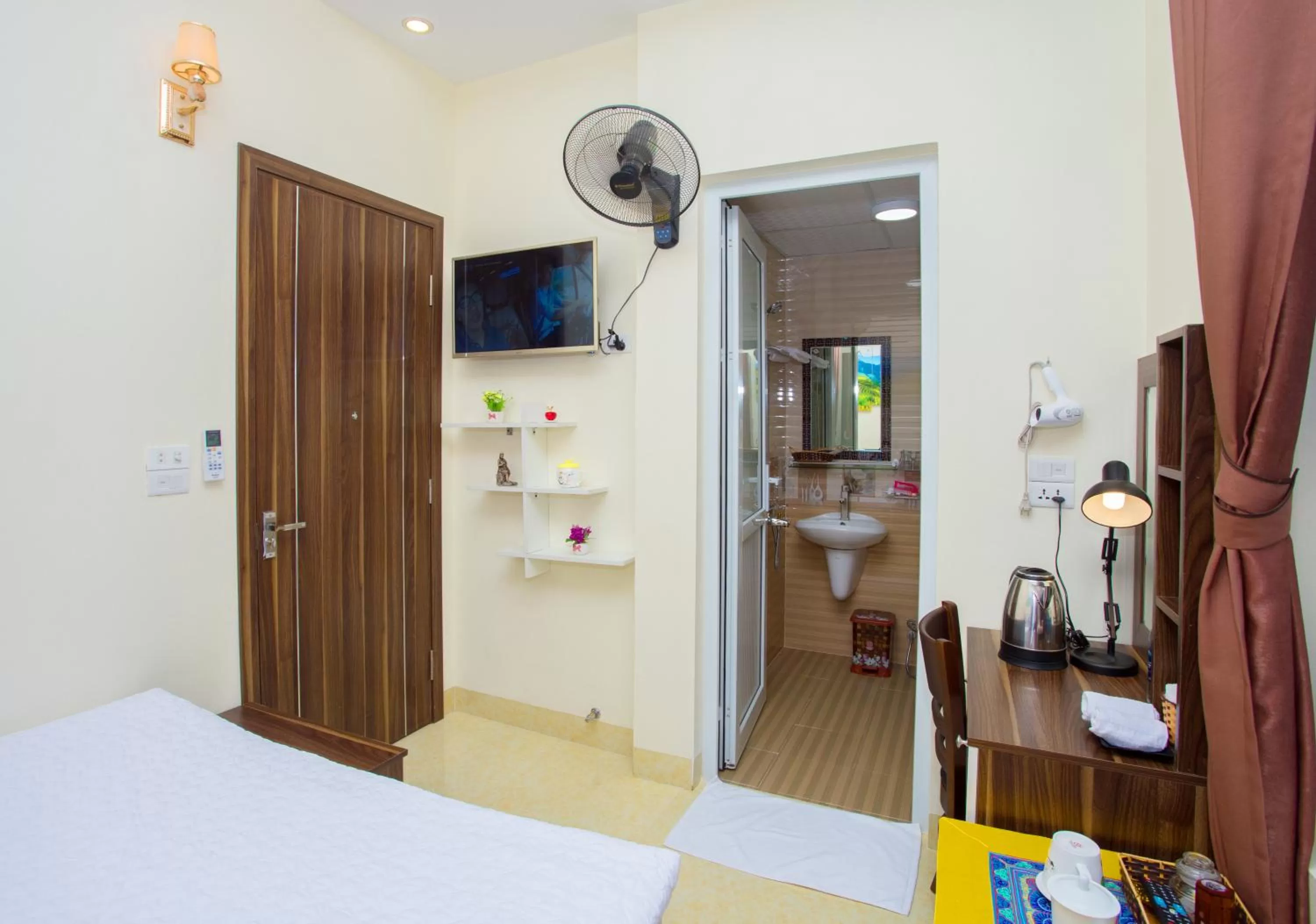 Bathroom, Bed in Friendly Home Hotel