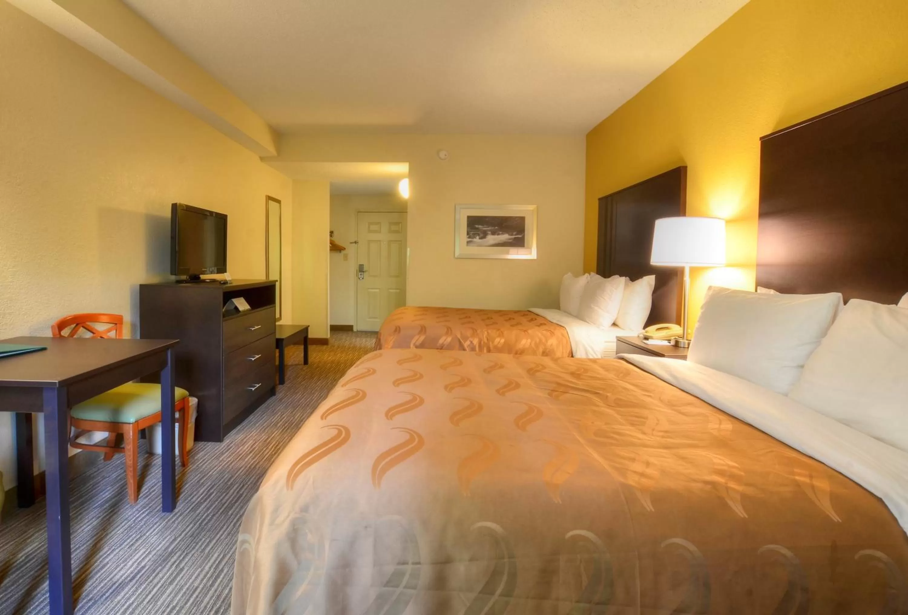 Photo of the whole room, Bed in Quality Inn Cherokee Riverside