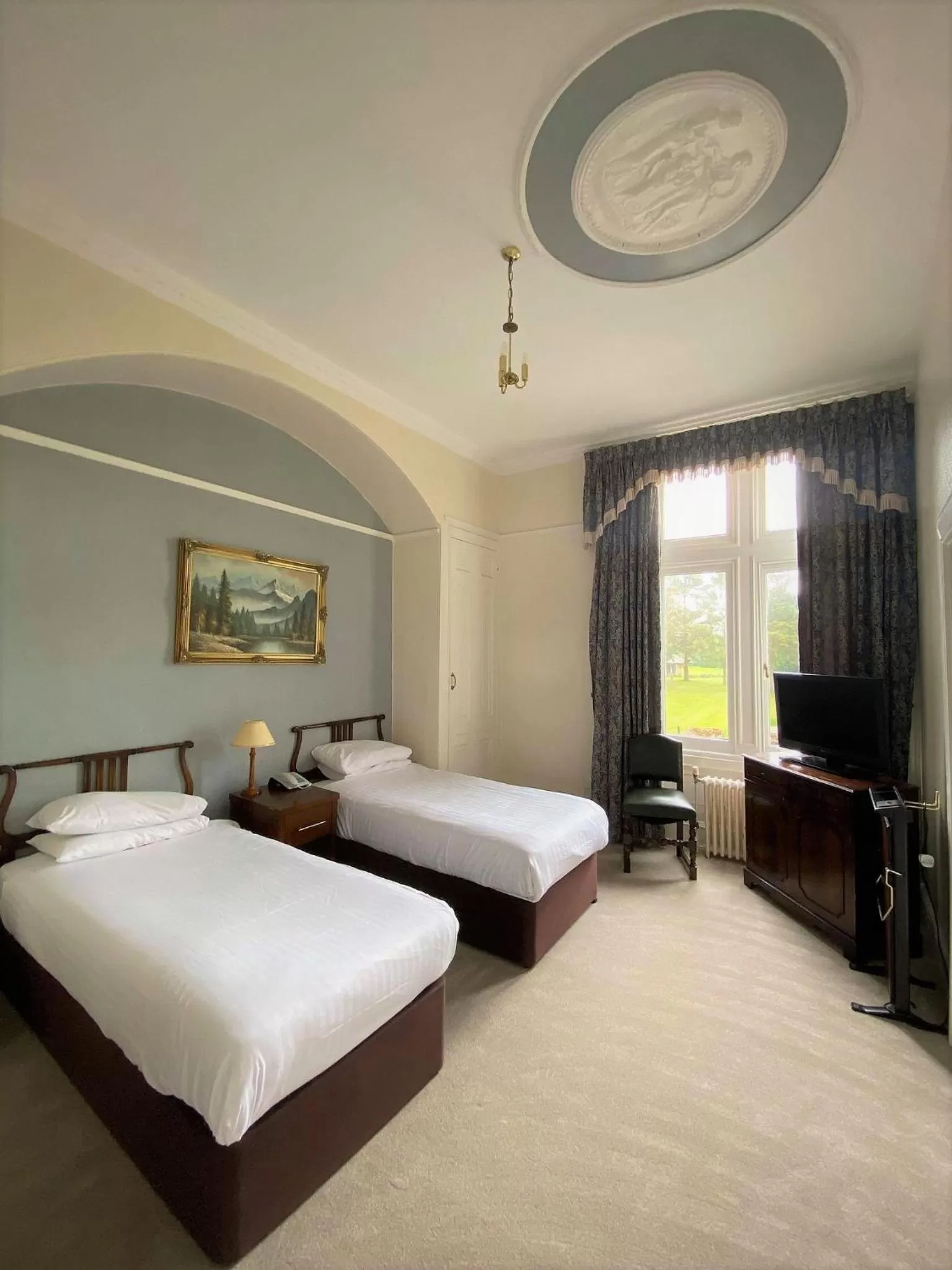 Bedroom, Bed in Cave Castle Hotel