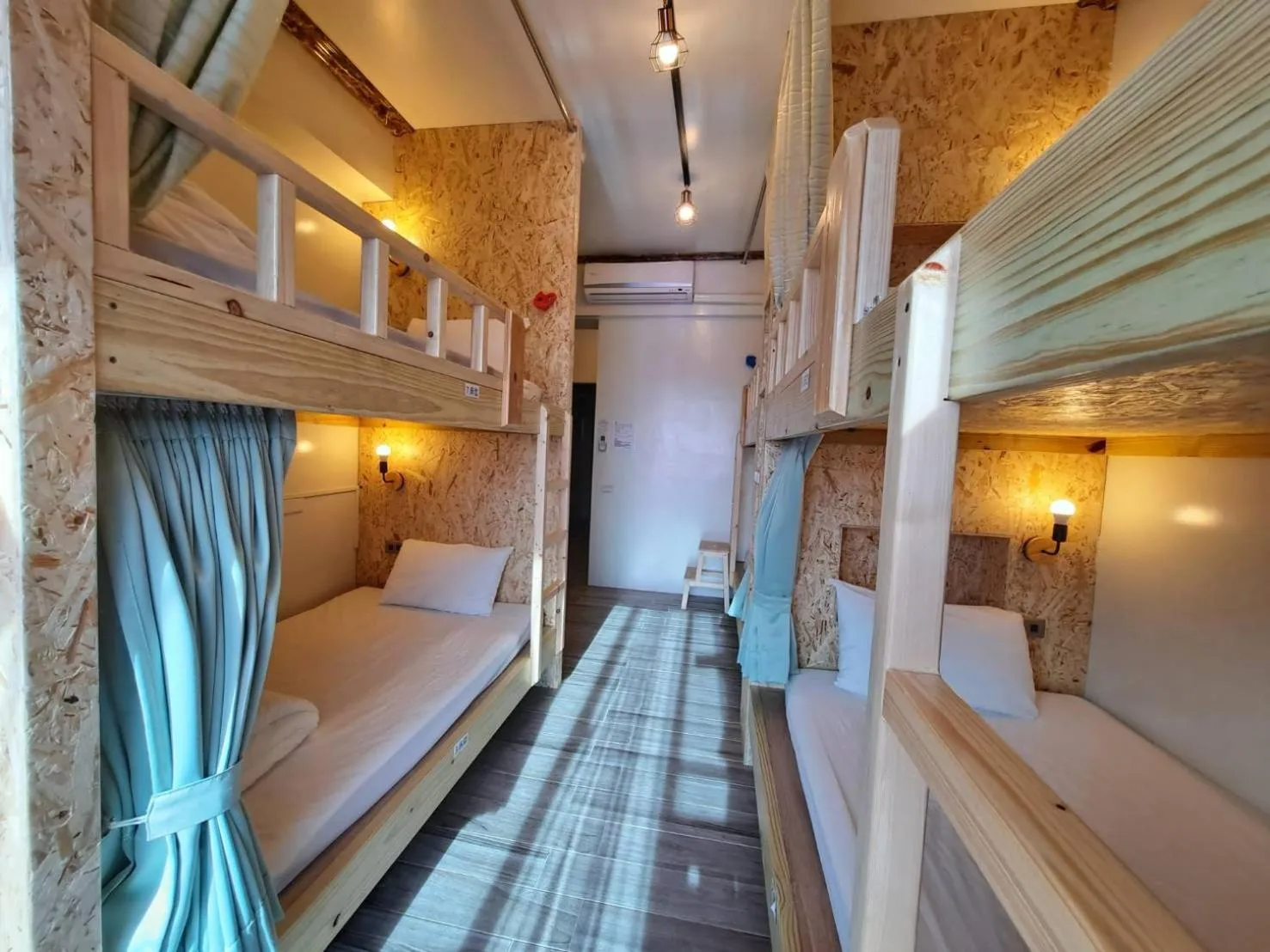 Photo of the whole room, Bed in 墾丁秋莊會館 附限量停車位 不保證有位置 無法事先預留 背包房無車位 預訂後記得加Line聯繫