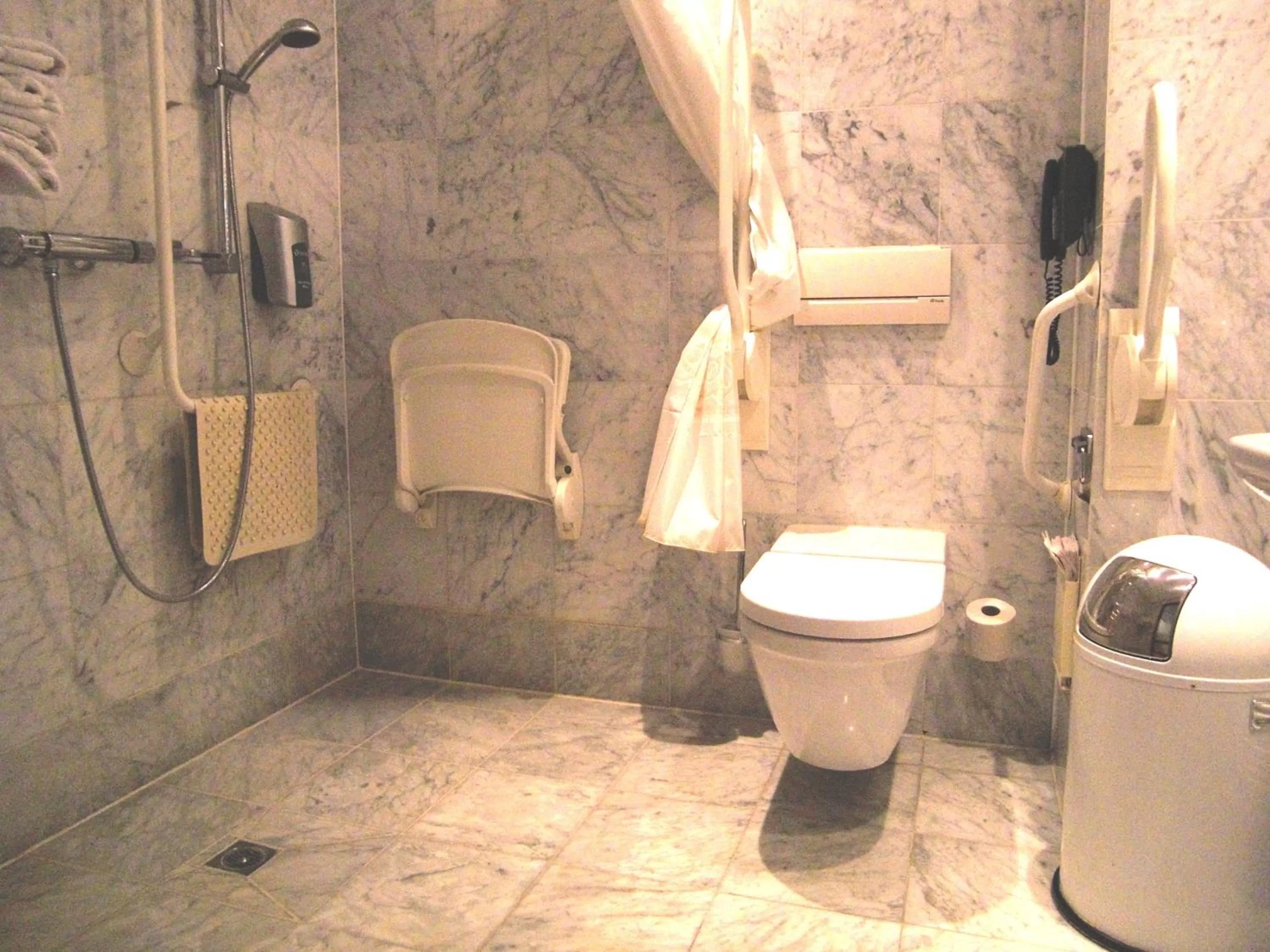 Bathroom in Golden Tulip Hotel de’ Medici