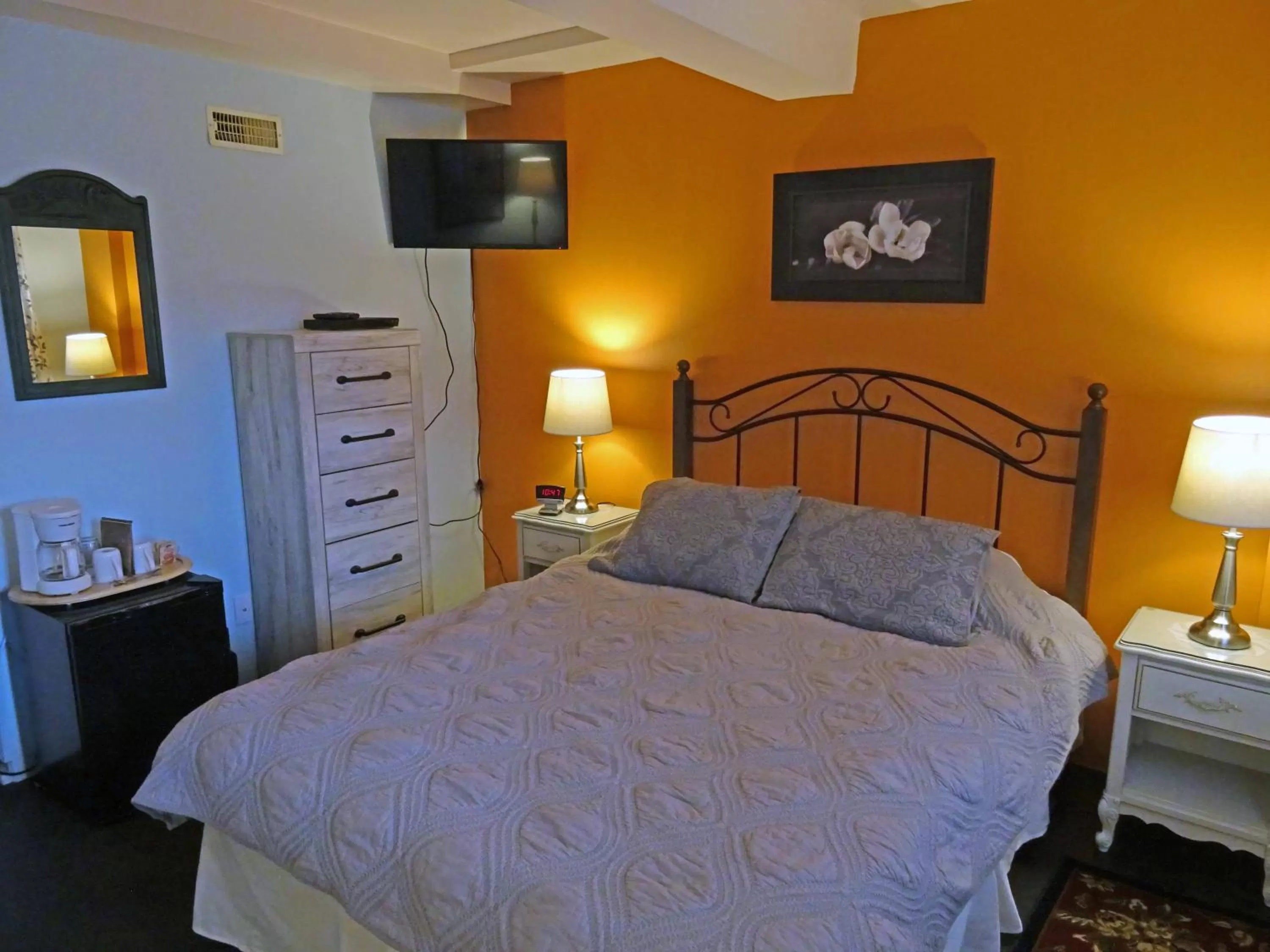 Photo of the whole room, Bed in Eagle's Nest Resort