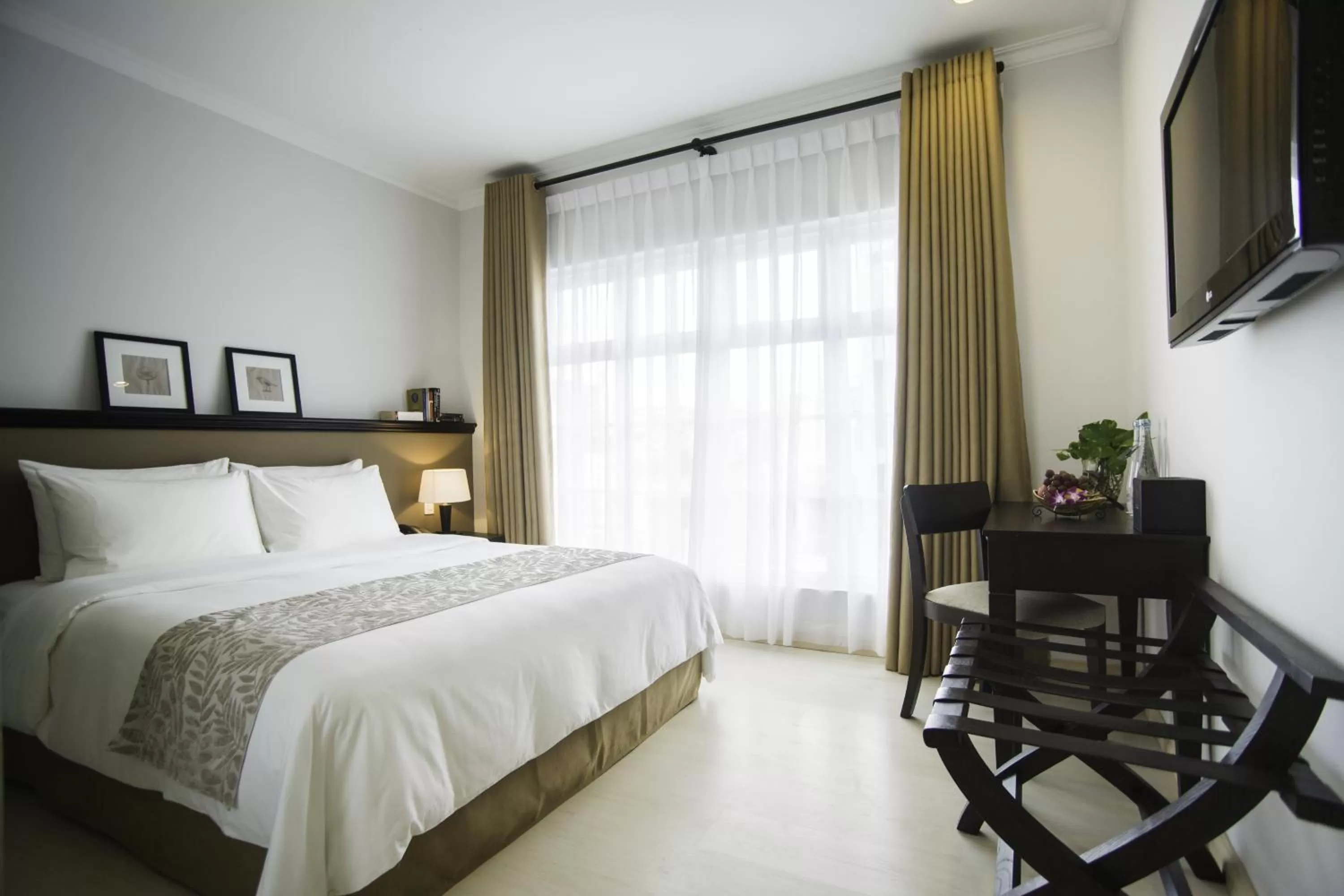 Bedroom in The Alcove Library Hotel