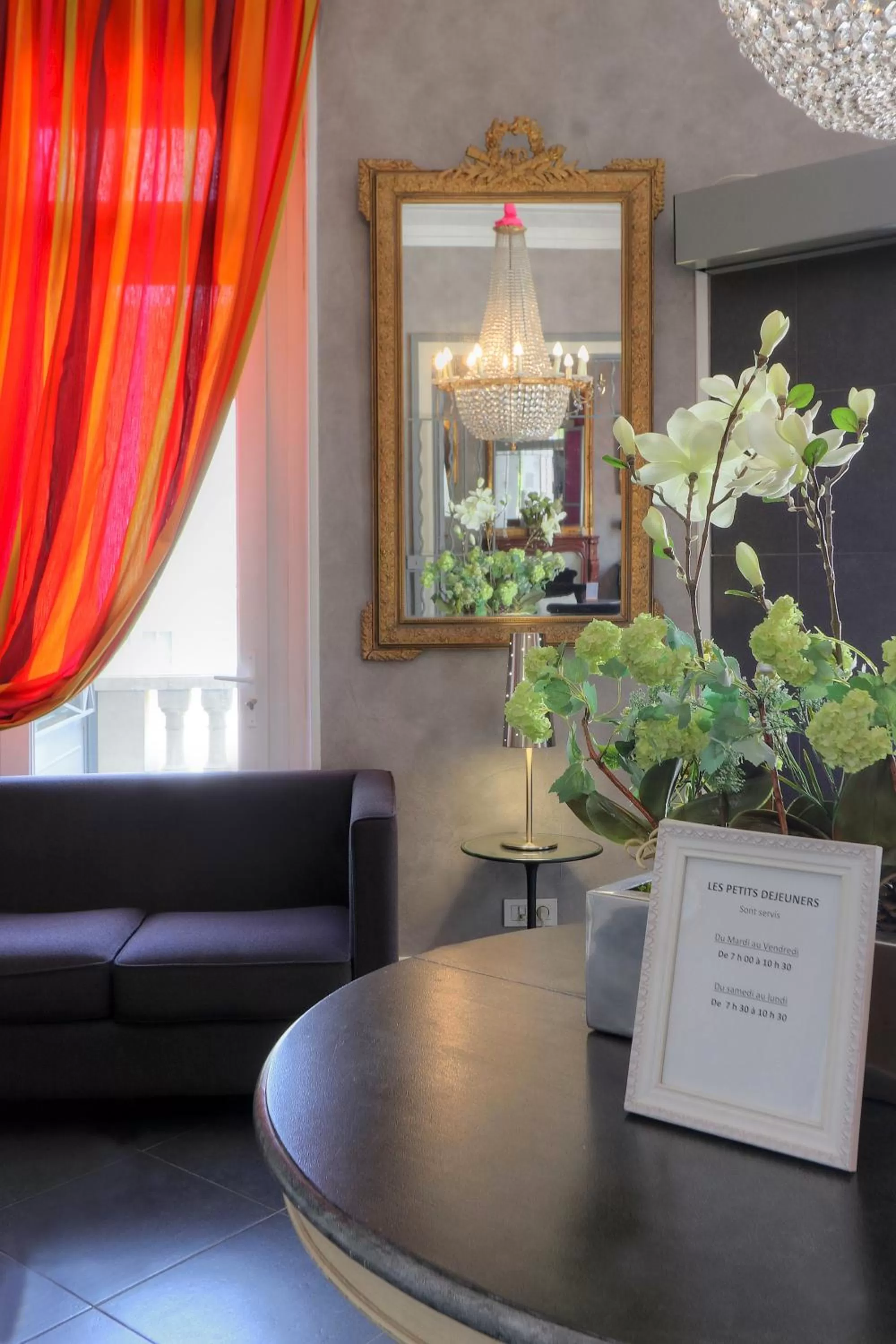 Lobby or reception in Best Western Hôtel Brittany La Baule Centre & Plages