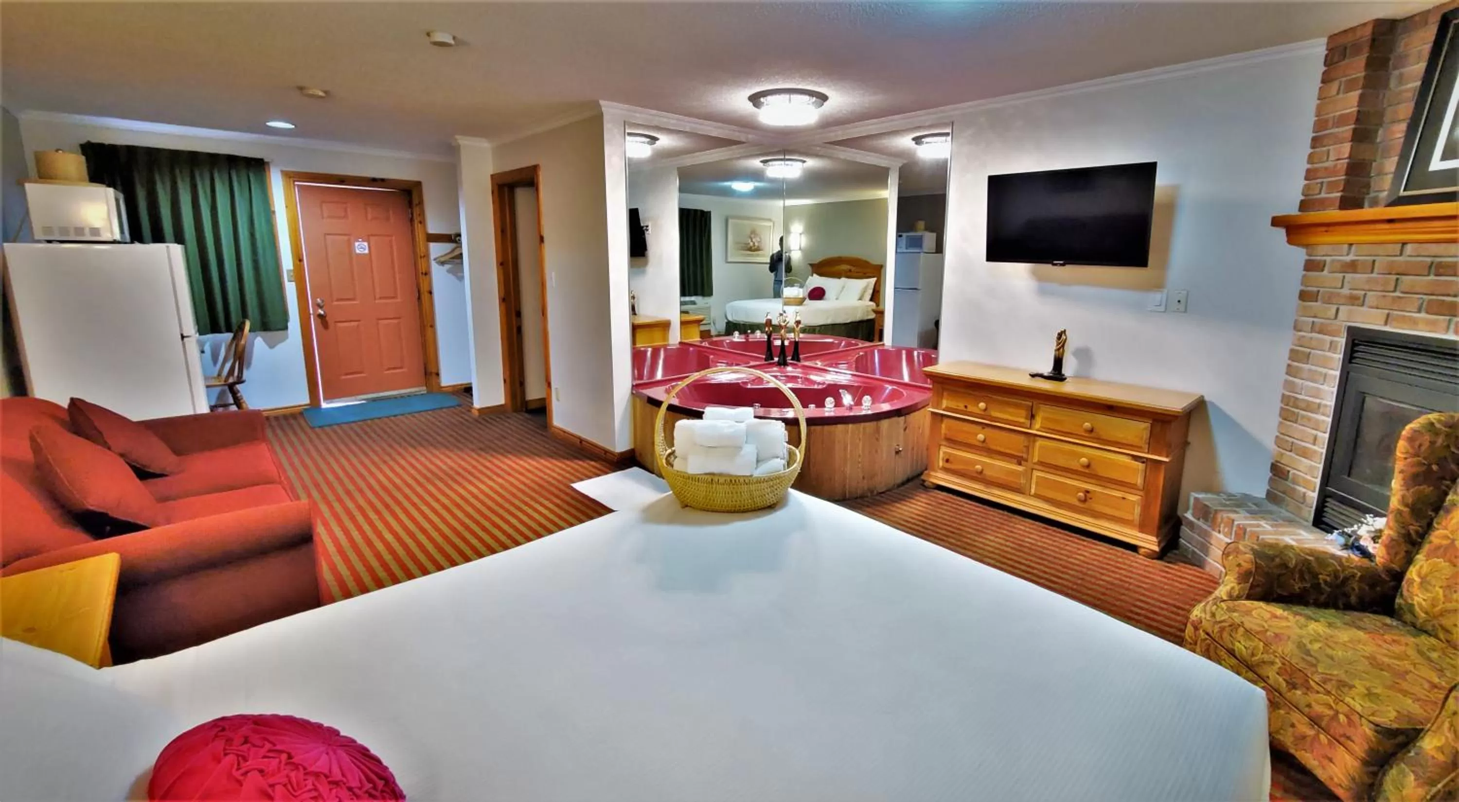 Hot Tub in Knights Inn Colonial Fireside Inn