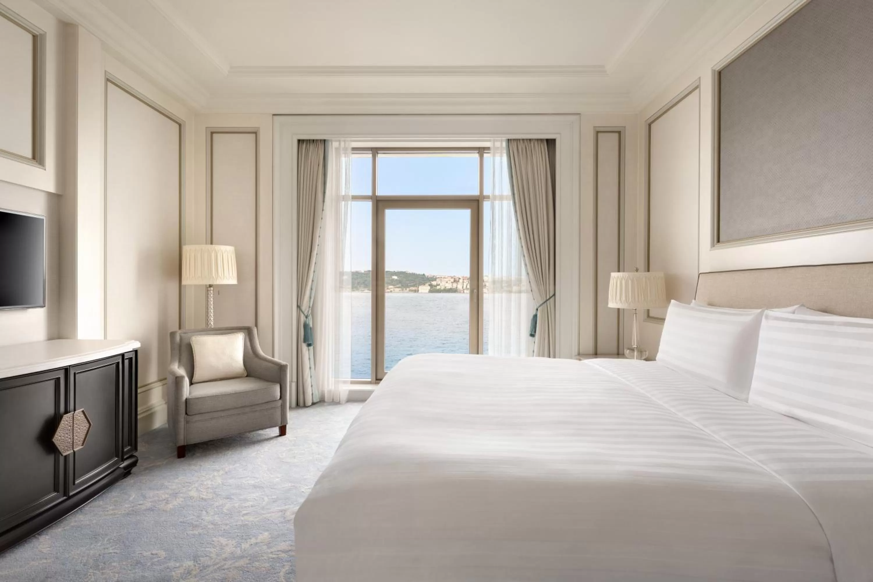 Day, Bed in Shangri-La Bosphorus, Istanbul