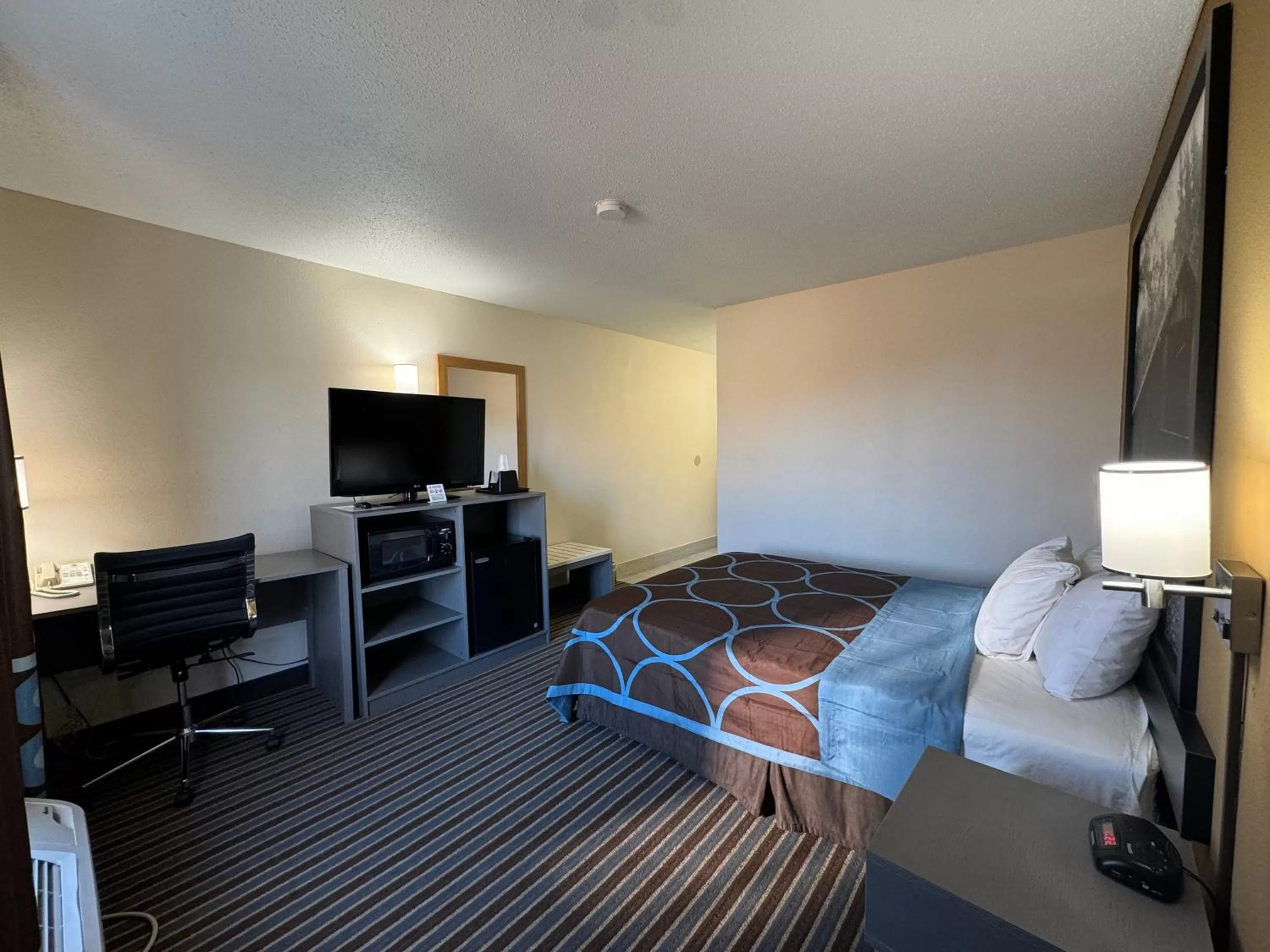 Communal lounge/ TV room, Bed in Super 8 by Wyndham Columbia Clark Lane