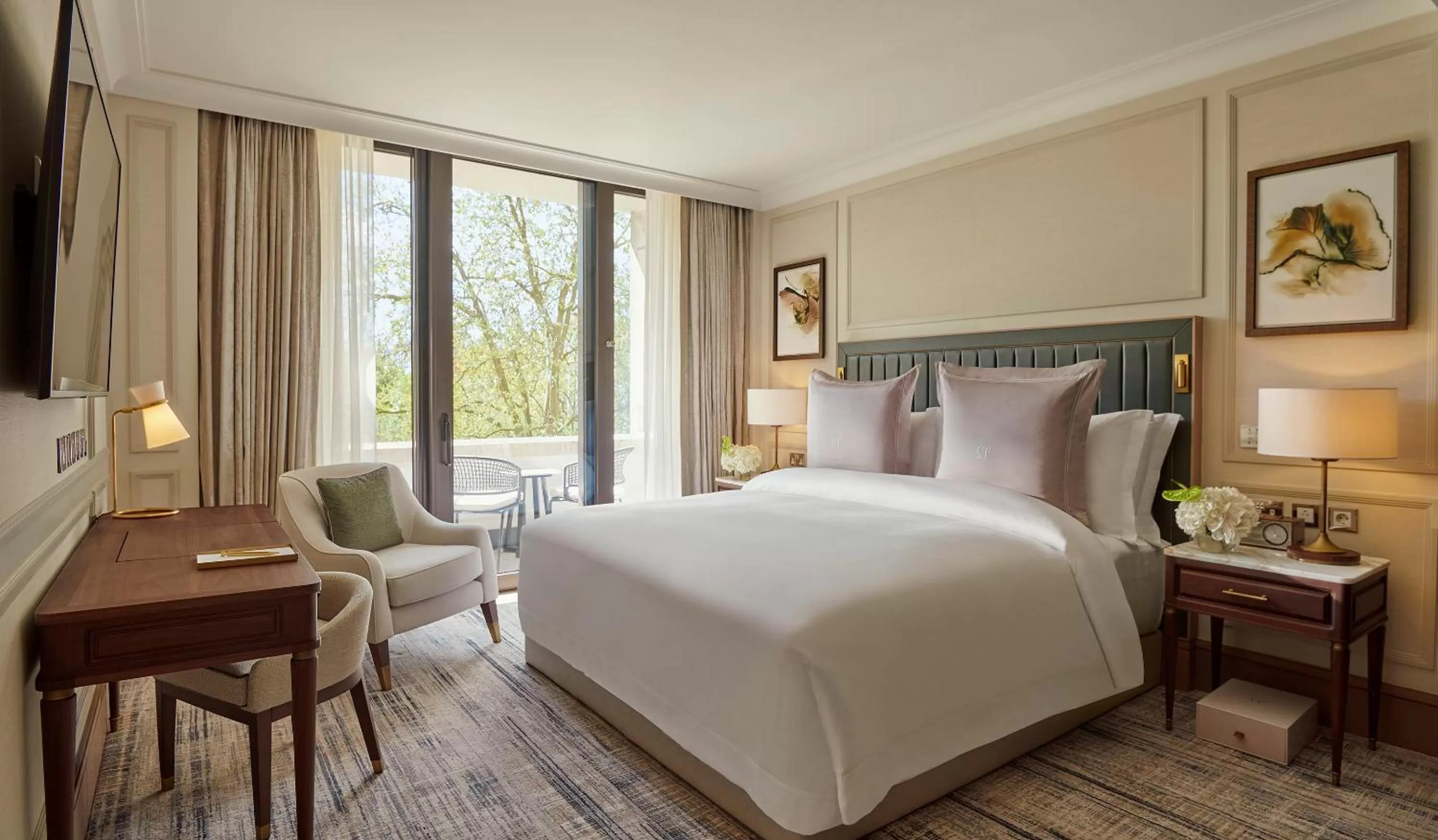 Photo of the whole room, Bed in Jumeirah Carlton Tower London