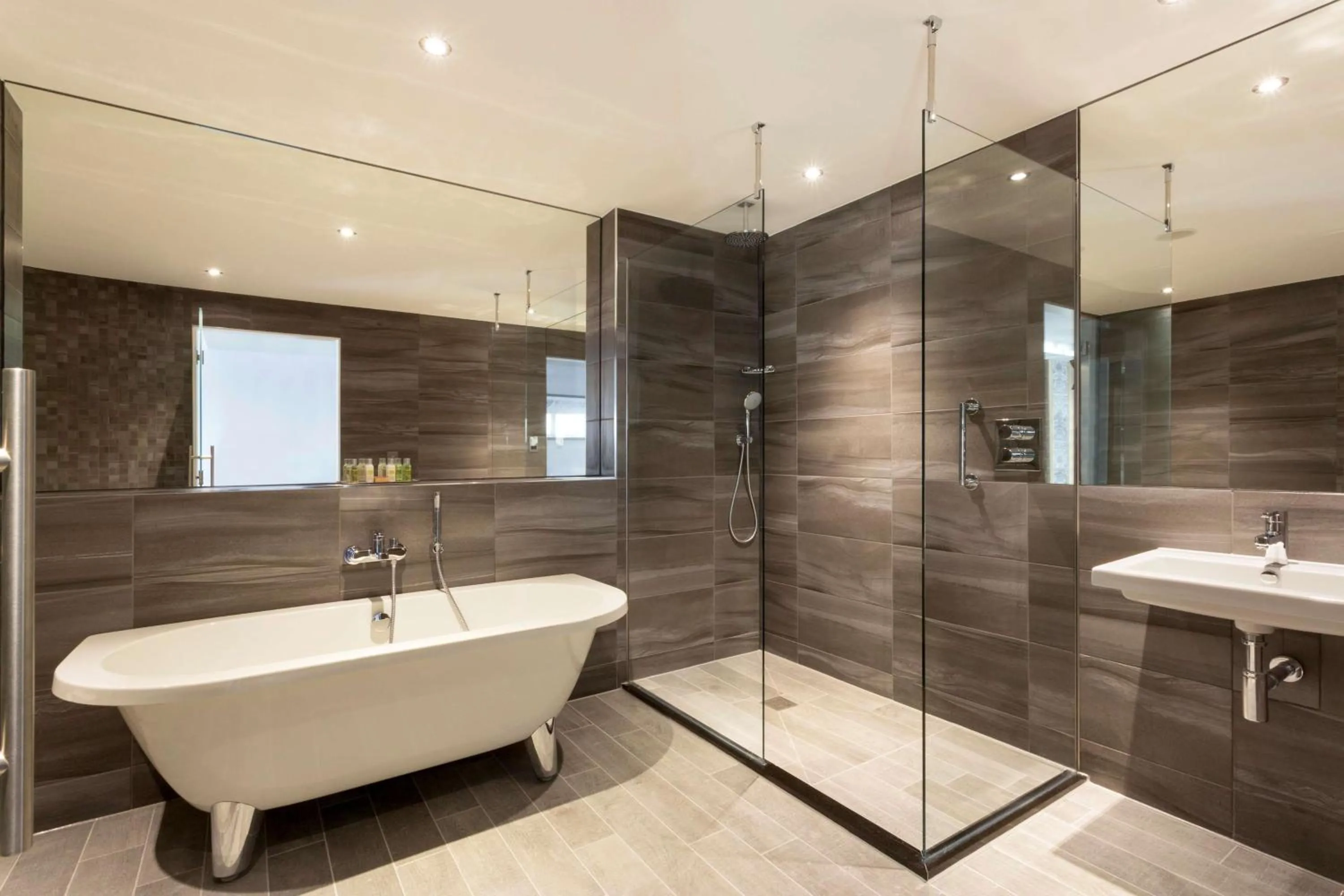 Bathroom in DoubleTree by Hilton Edinburgh - Queensferry Crossing