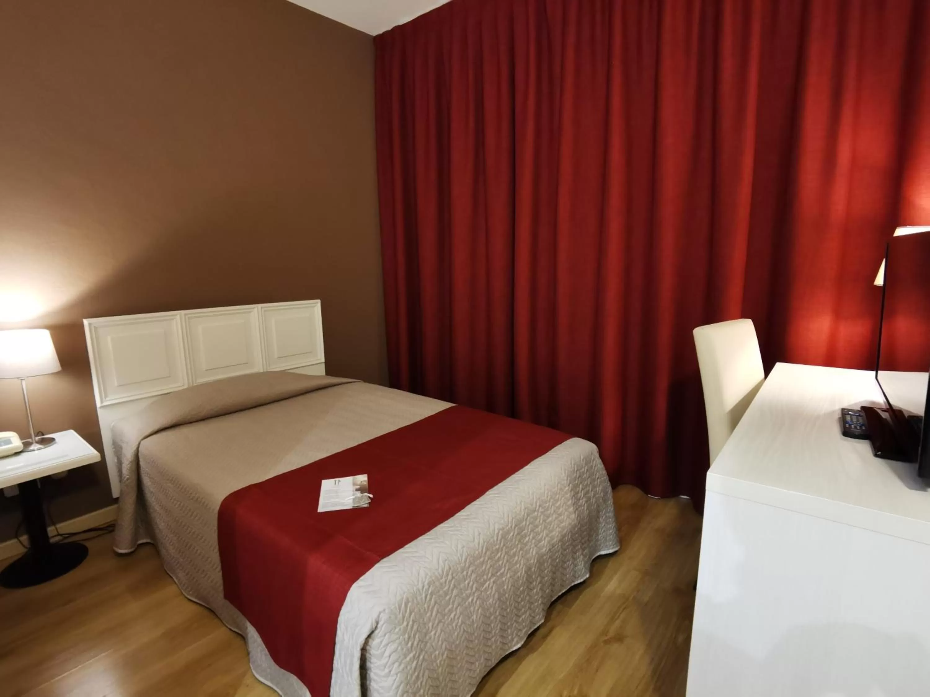 Bedroom, Bed in Hotel President