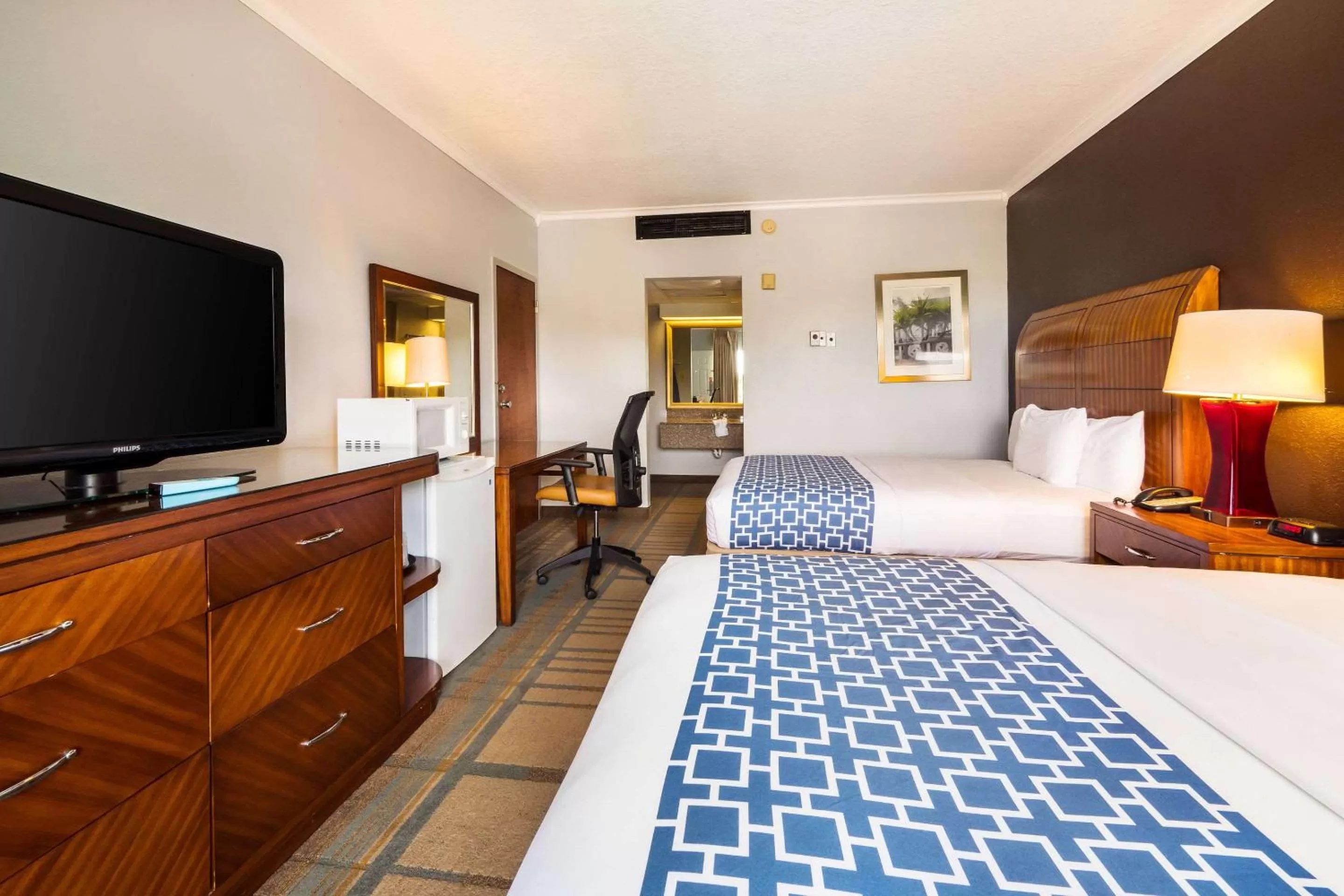 Photo of the whole room, TV/Entertainment Center in Econo Lodge Winter Haven Chain of Lakes