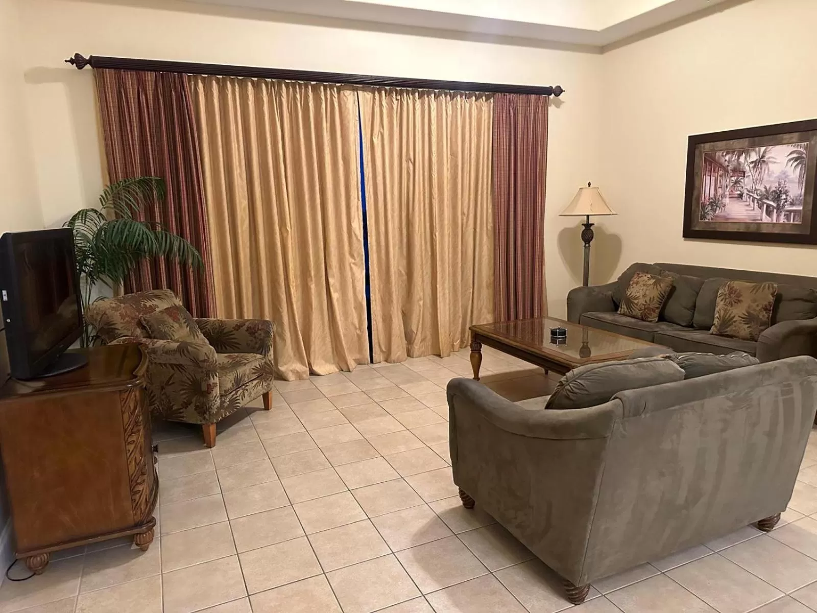 Living room in Penthouse Close to Disney area and Malls water view