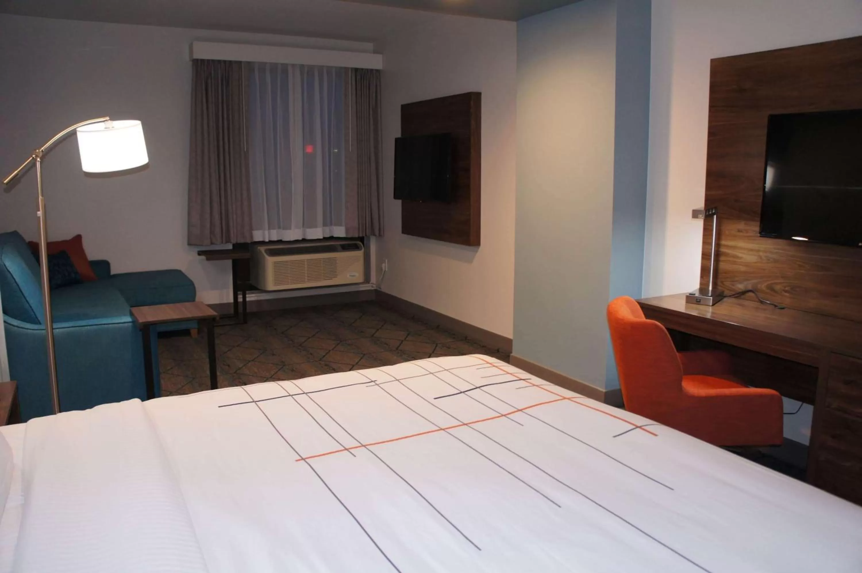 Photo of the whole room, Bed in La Quinta Inn & Suites by Wyndham Littleton-Red Rocks