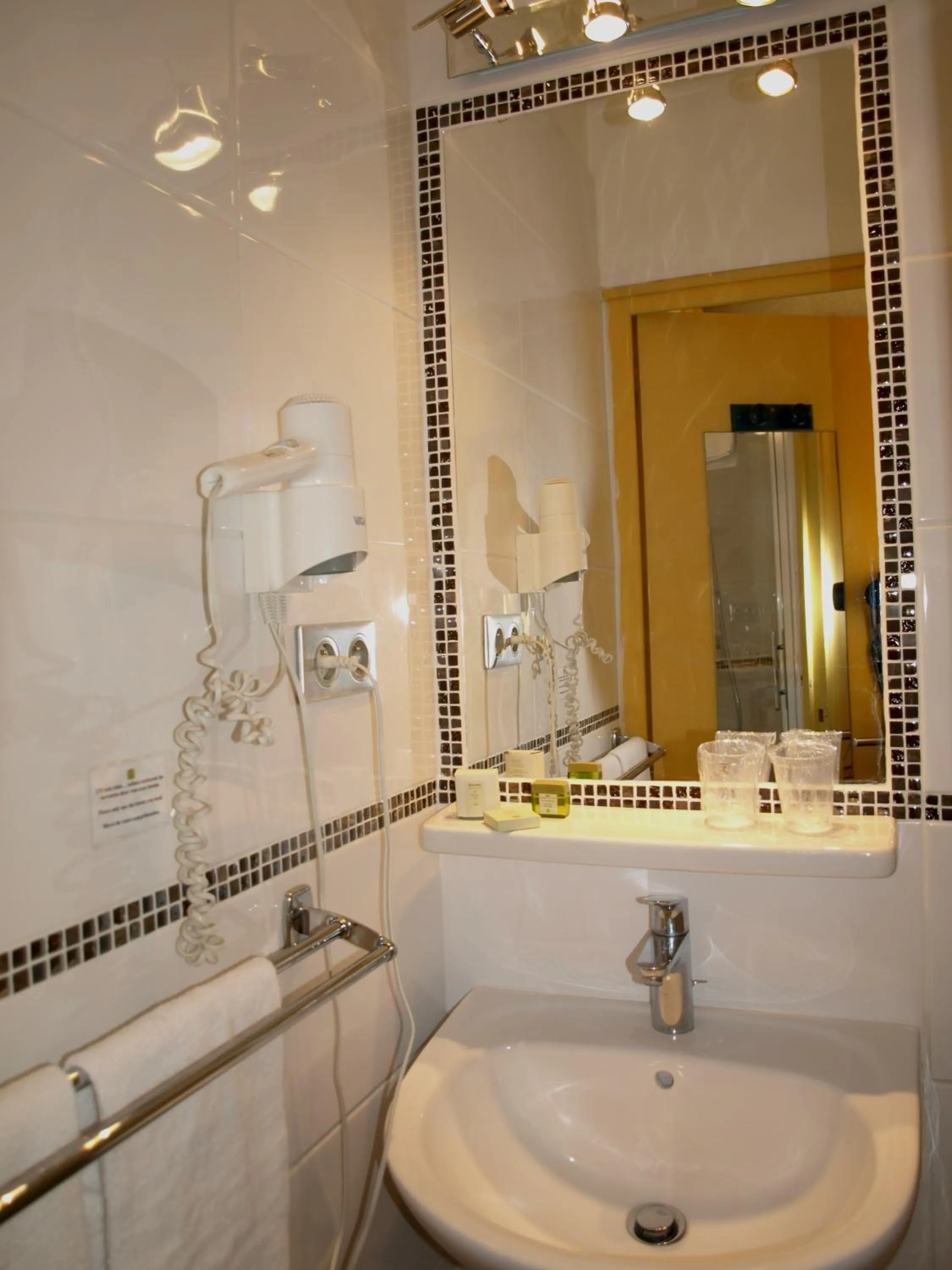 Twin/Triple Room with Air Conditioning in Hotel Cayrons Vence & St Paul de Vence