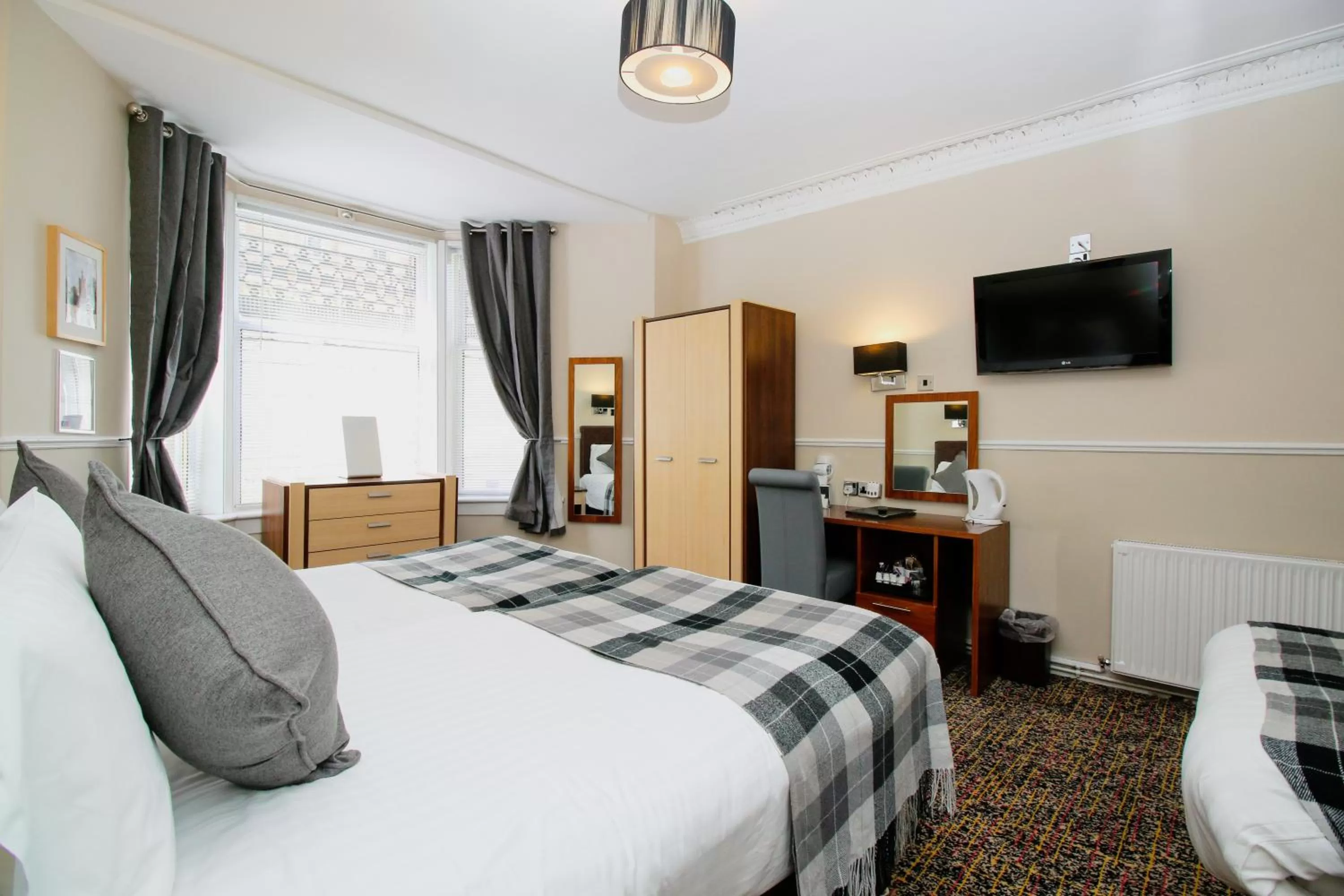 Bedroom, Bed in Kelvingrove Hotel - Sauchiehall St
