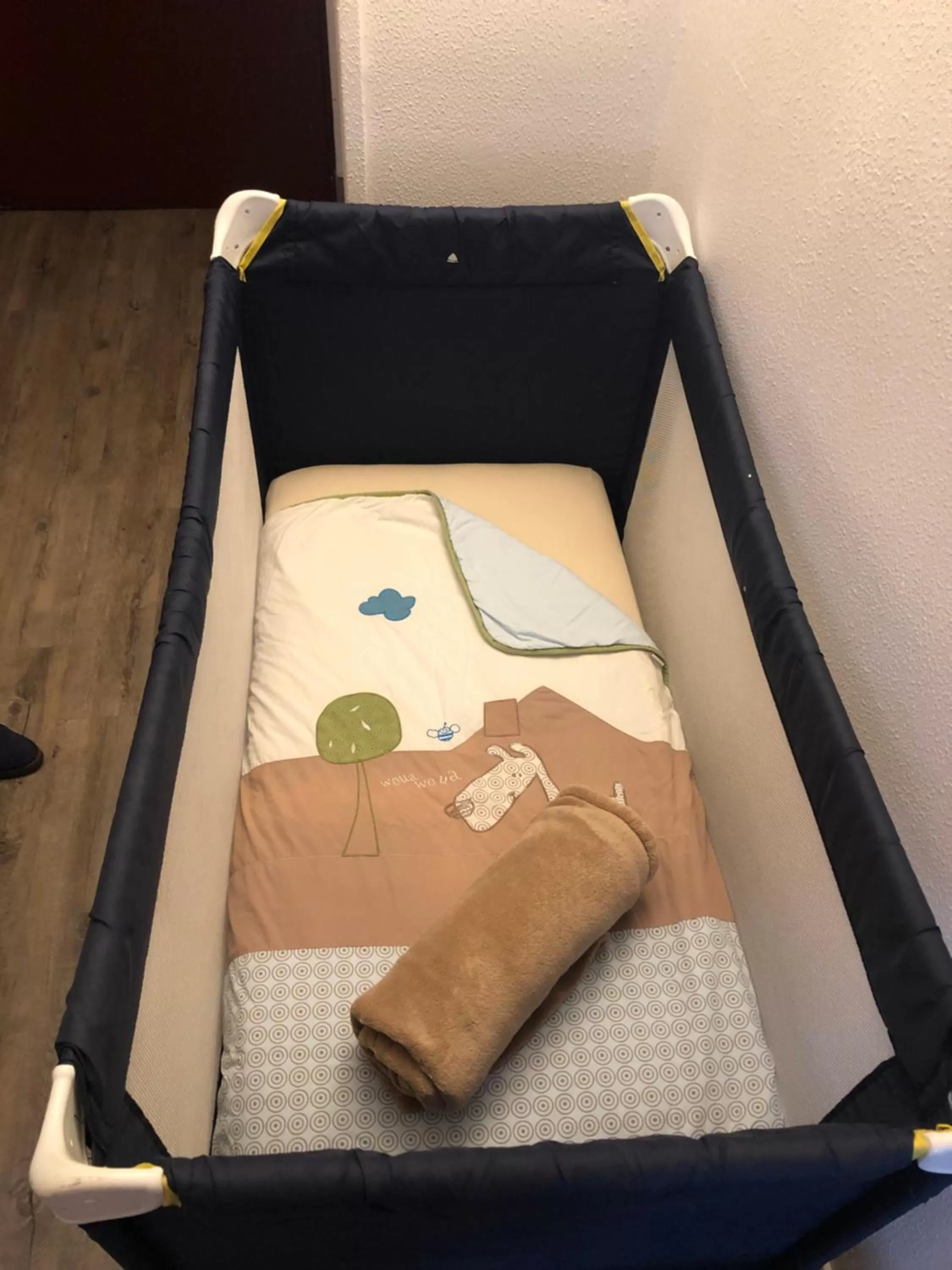 cot, Bed in Logis Hôtel Burnichon