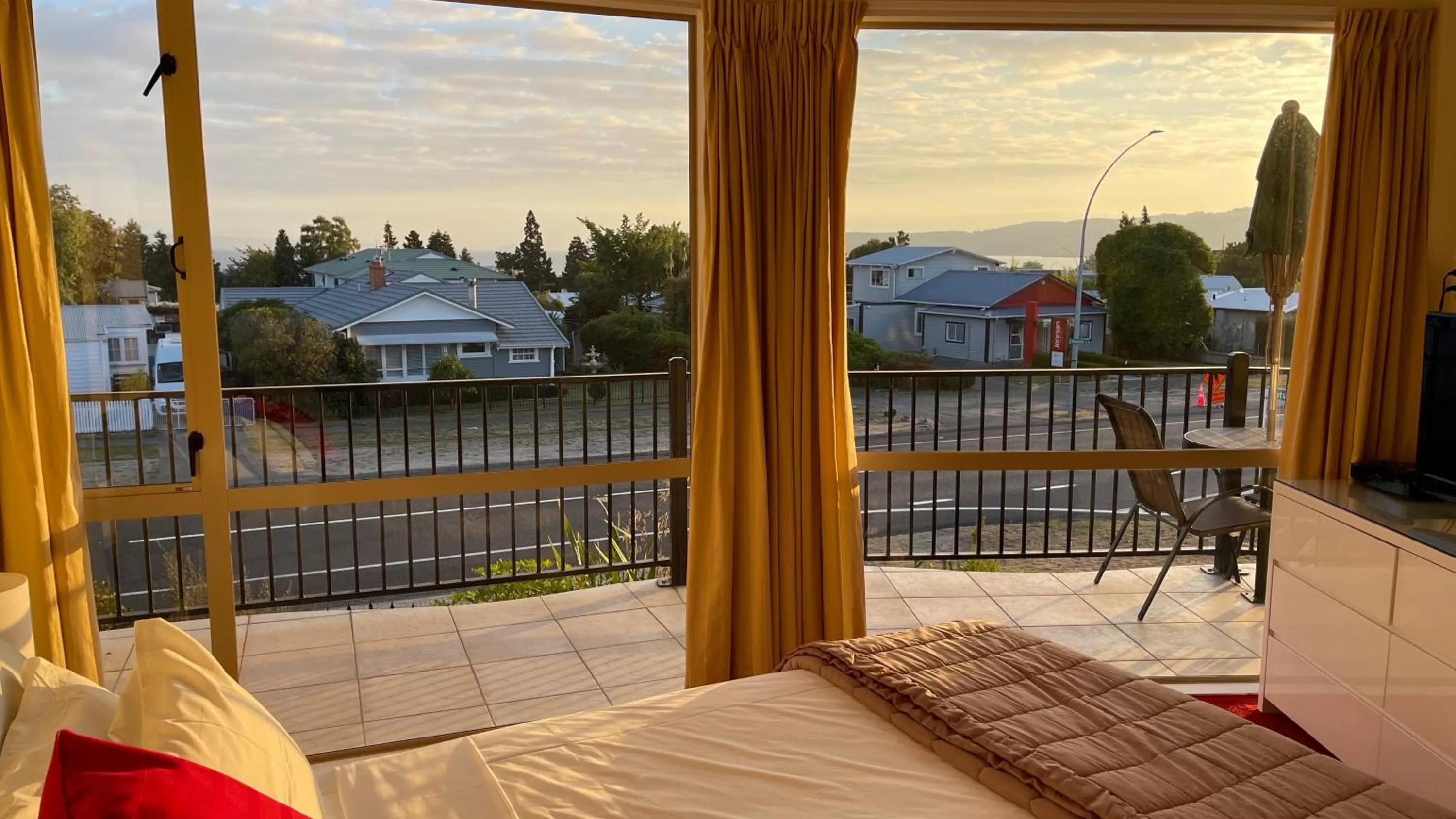 Sunset, Bed in Chantillys Motor Lodge