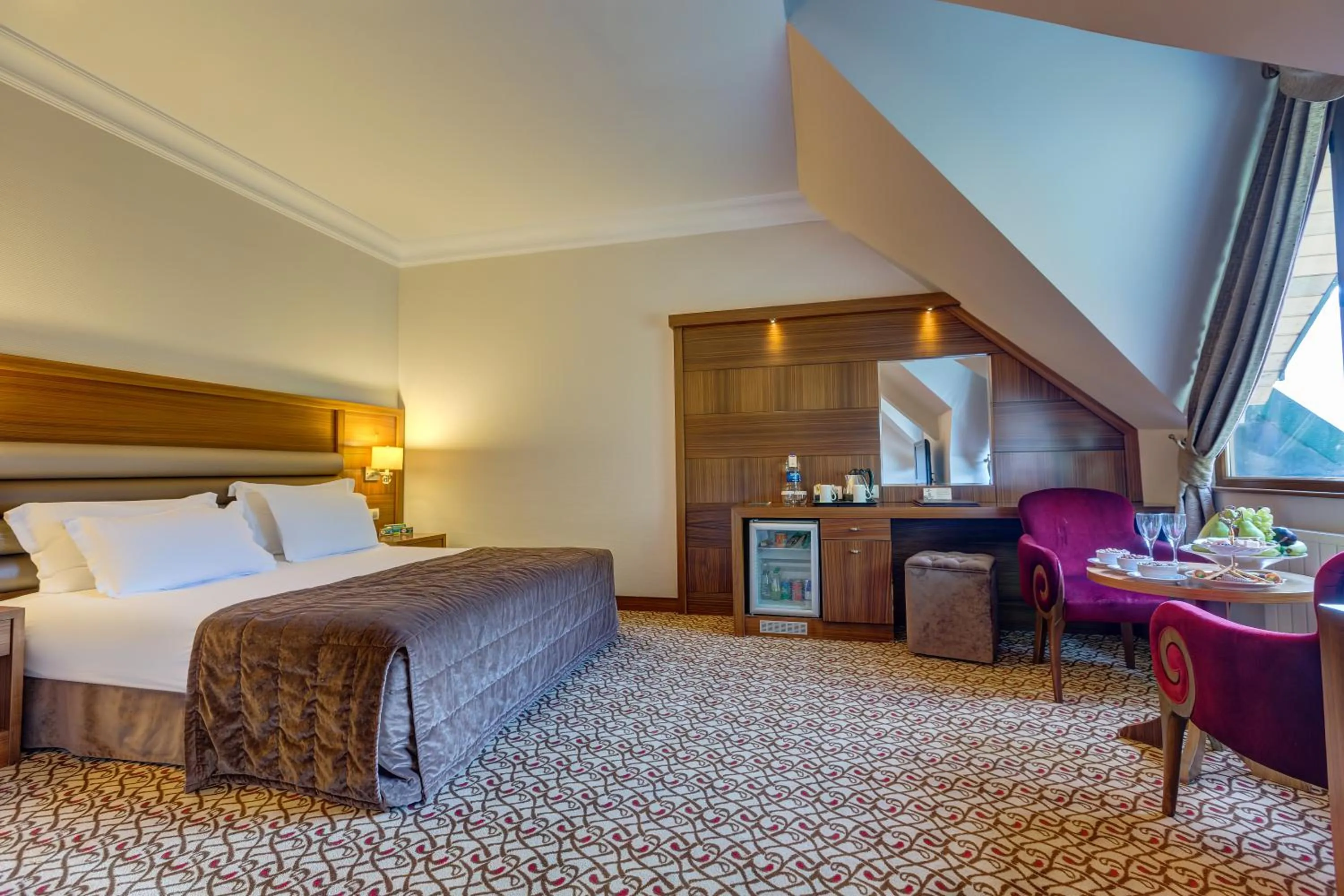 Photo of the whole room, Bed in Buyuk Abant Hotel