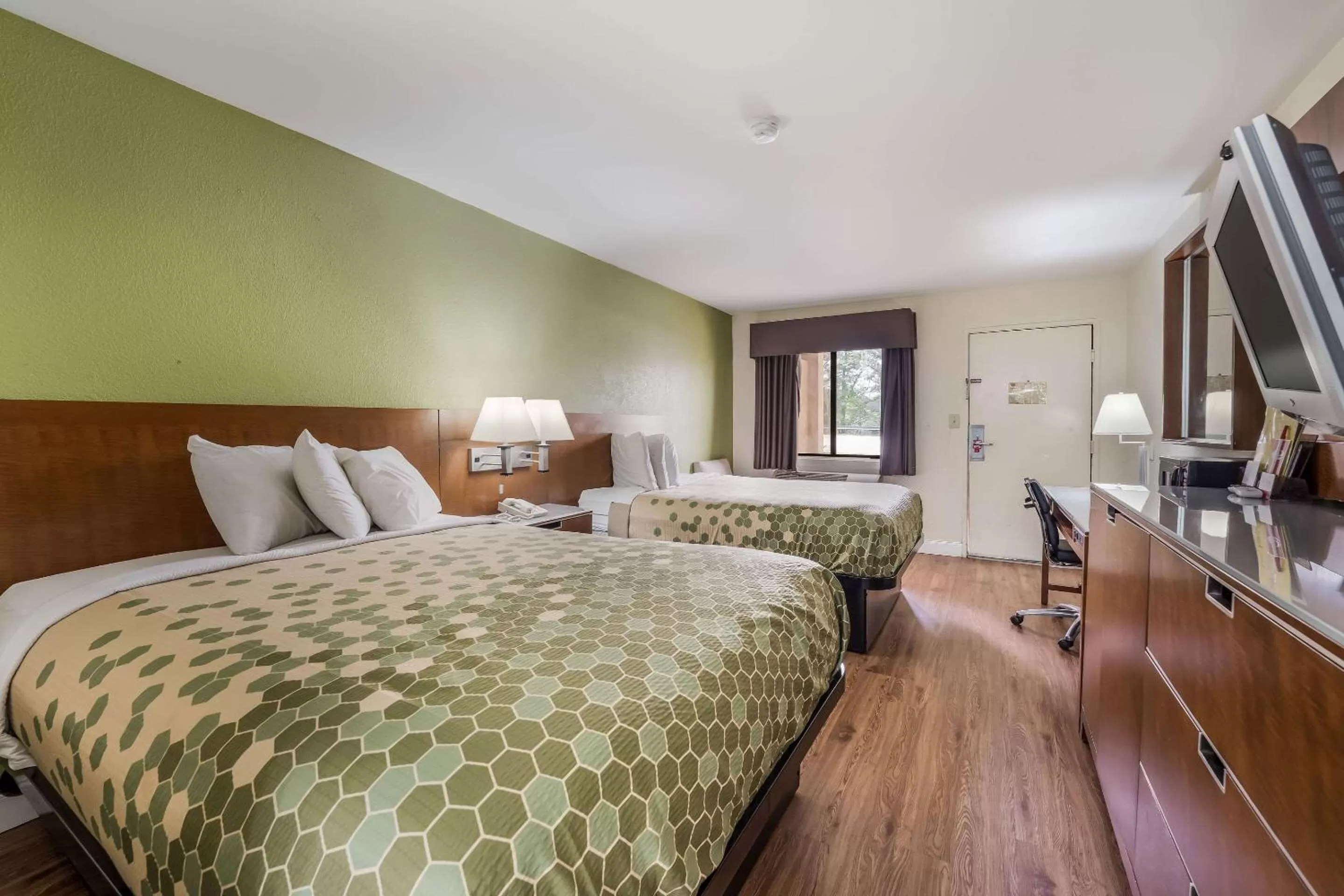 Photo of the whole room, Bed in Econo Lodge Atlanta Airport East