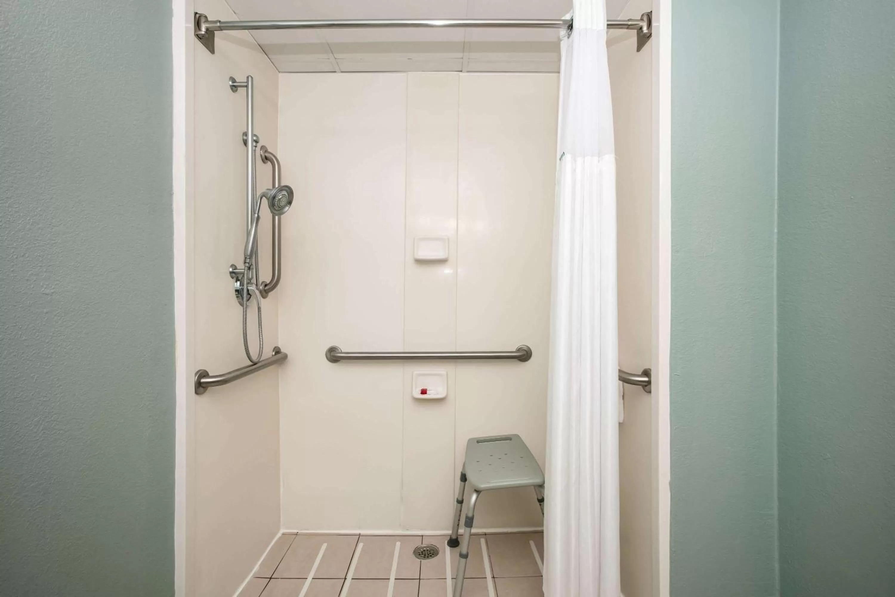 Bathroom in Baymont Inn & Suites Braselton