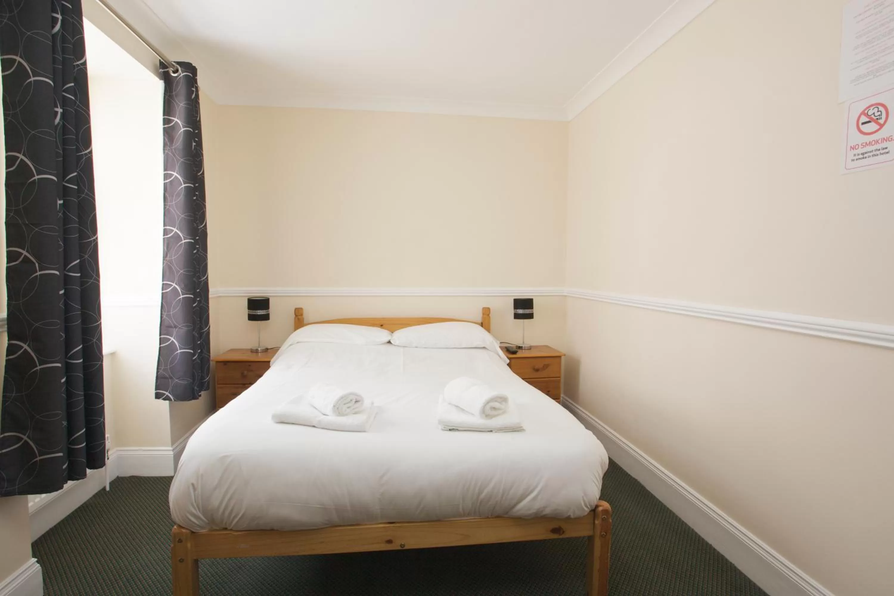 Bedroom, Bed in All Seasons Lodge Hotel