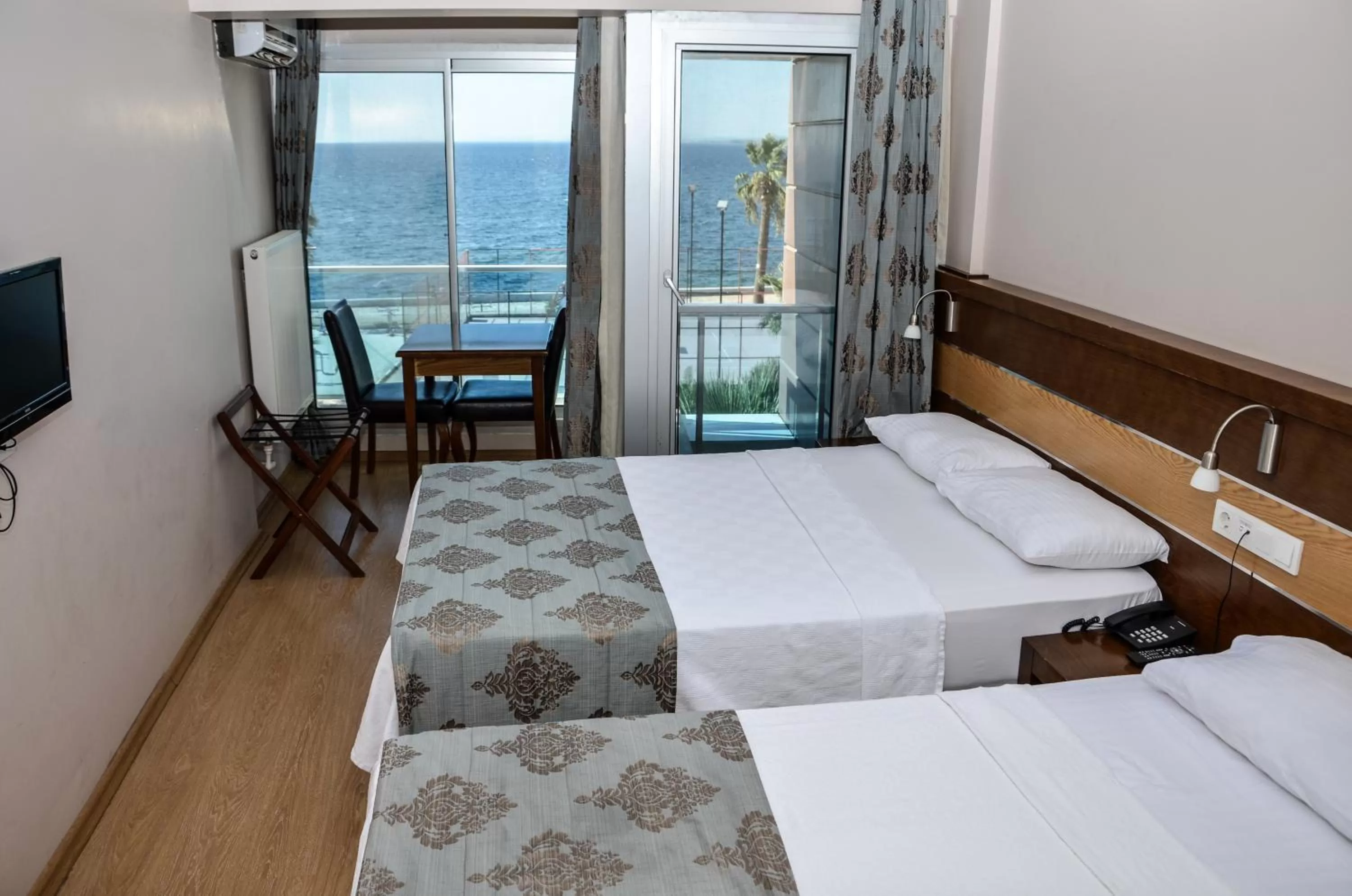 Day, Bed in Perla Hotel