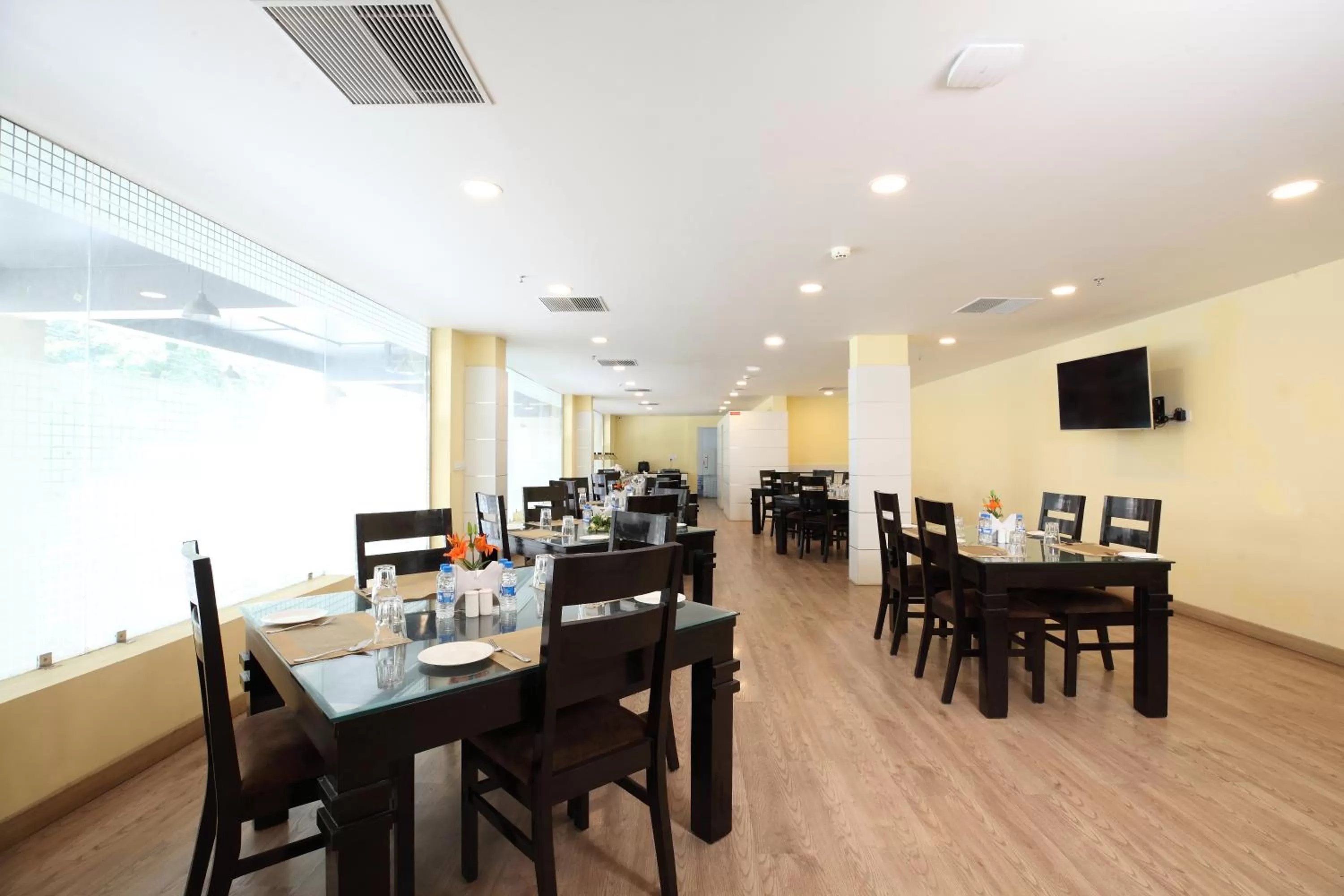 Restaurant/places to eat in Click Hotel Transport Nagar