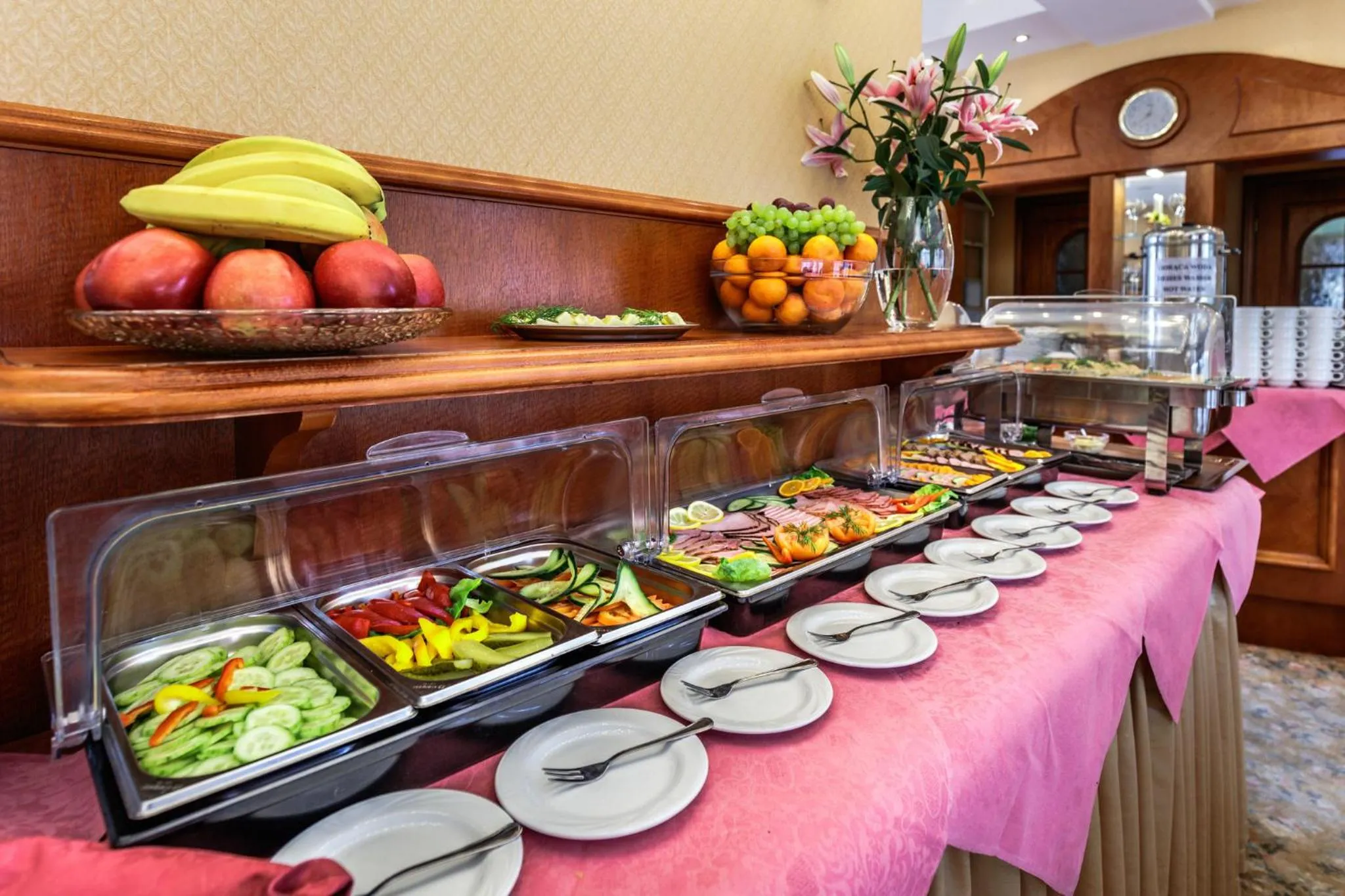 Restaurant/places to eat in Hotel Polaris III