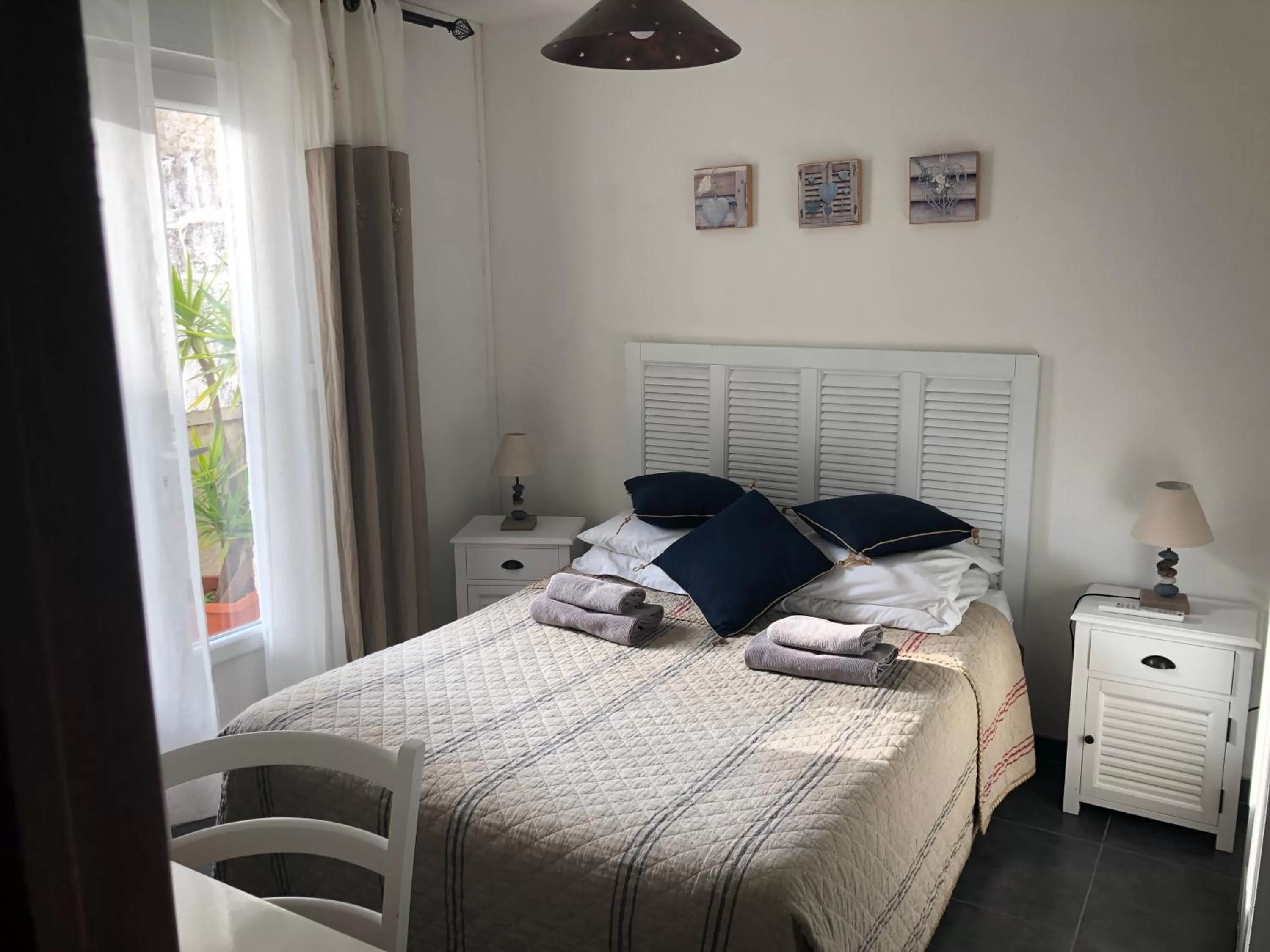 Bedroom, Bed in Hôtel Restaurant Le Provençal