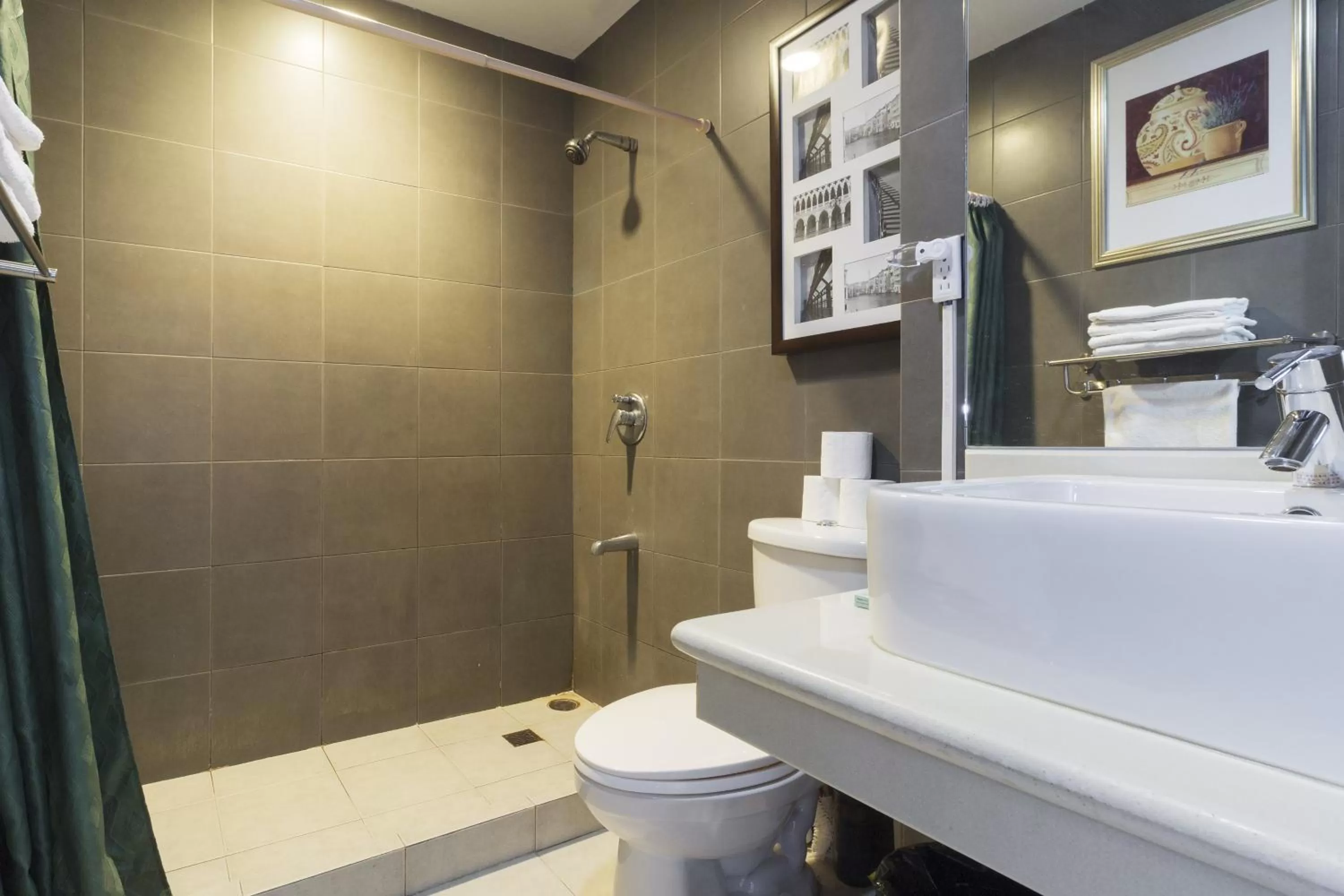 Bathroom in La Mirada Residence Condo, Large 1 bedroom ,Ocean views, Breakfast, fast WiFi , Netflix, beach resort