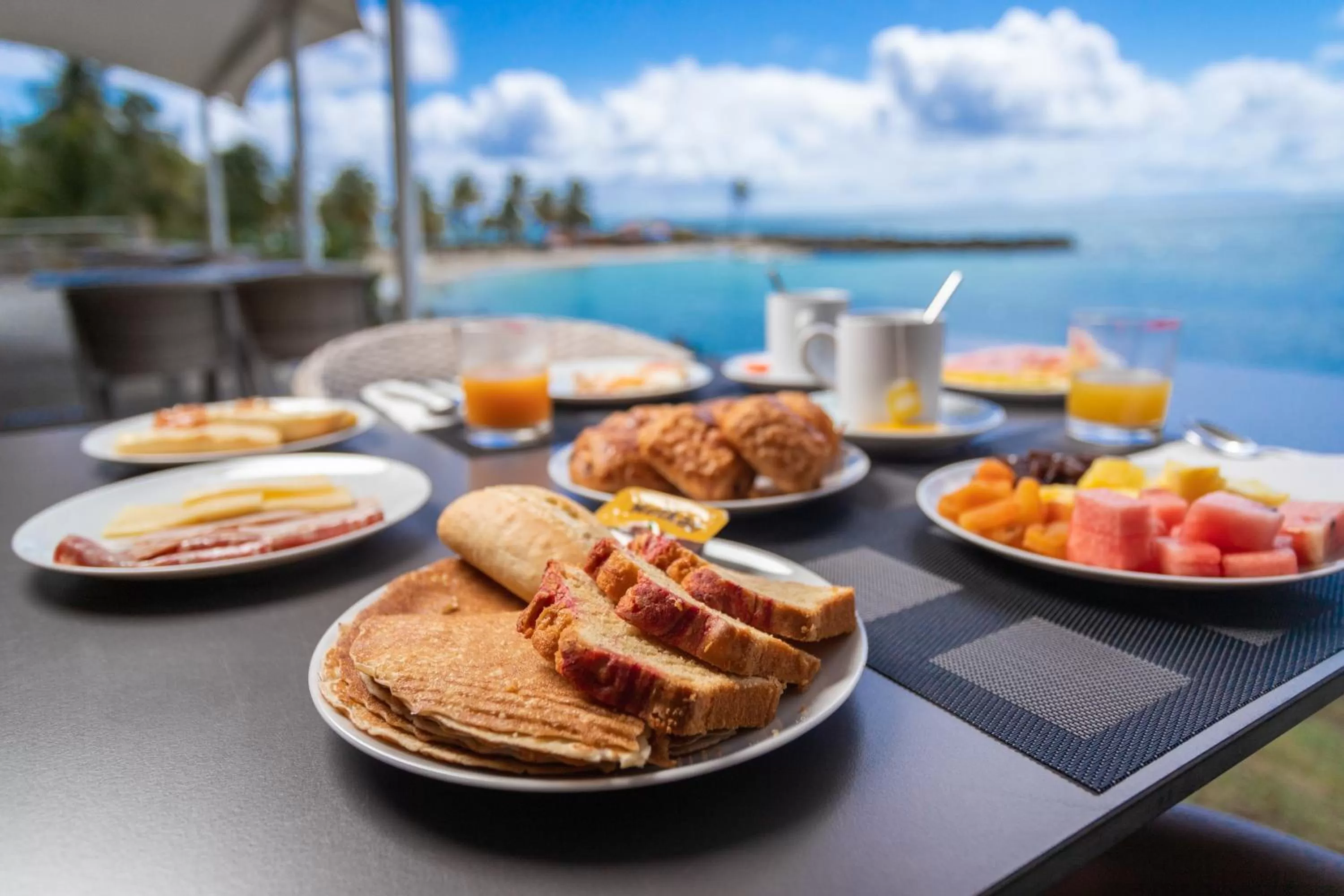 Buffet breakfast in Zenitude Hôtel Résidences Le Salako