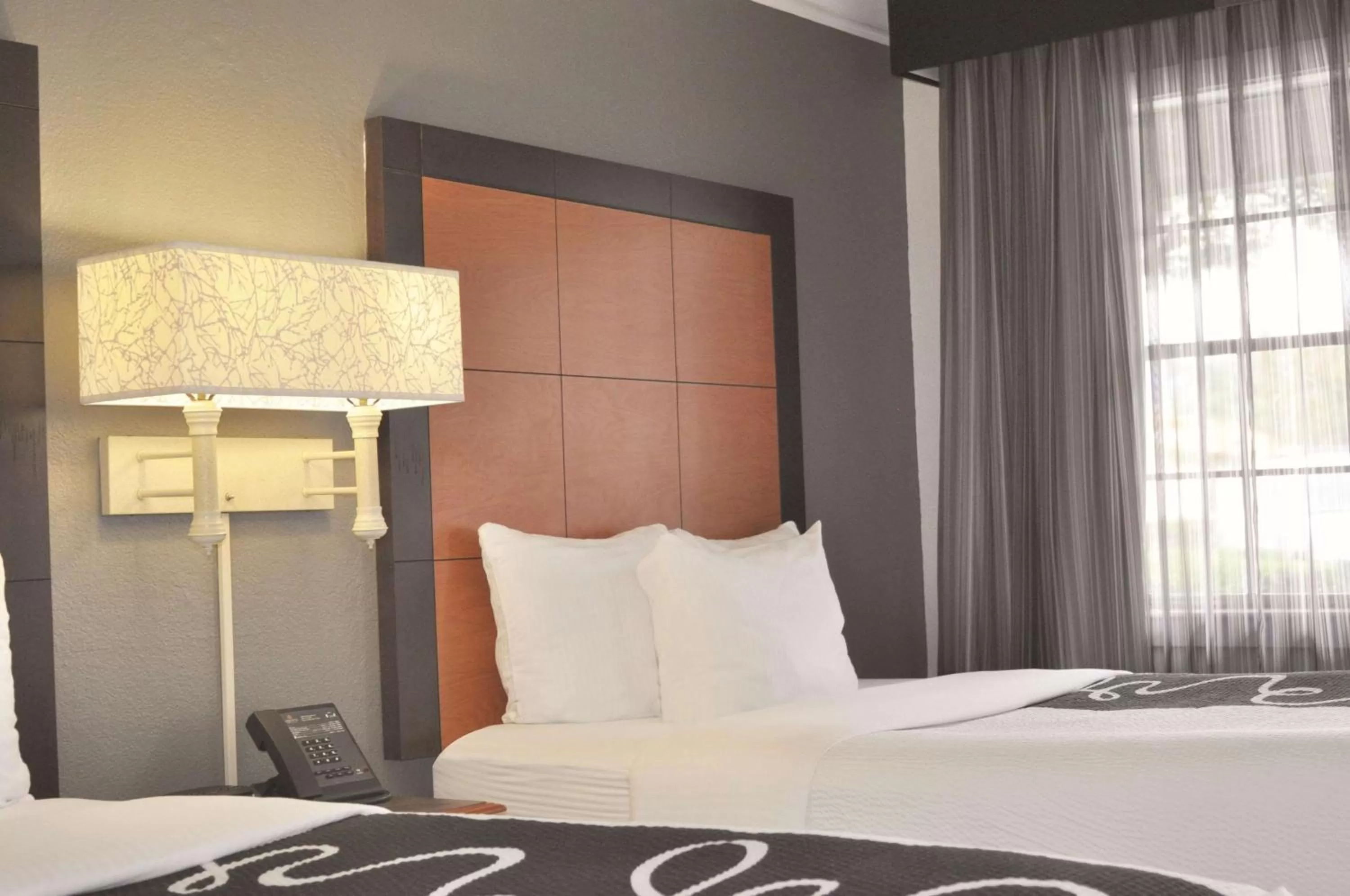 Photo of the whole room, Bed in La Quinta Inn by Wyndham Dallas Uptown