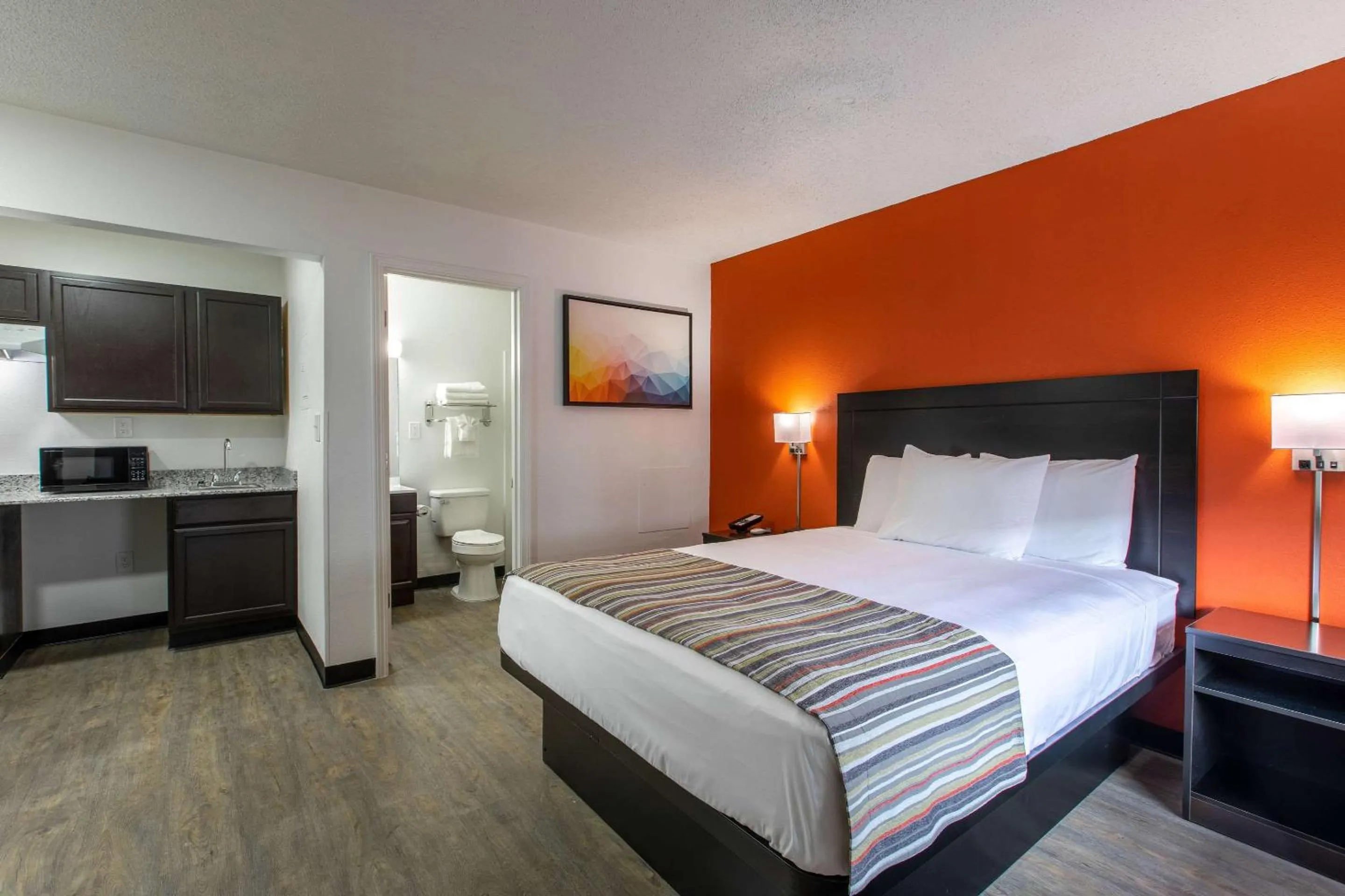 Bedroom, Bed in Suburban Studios Spartanburg - I-26