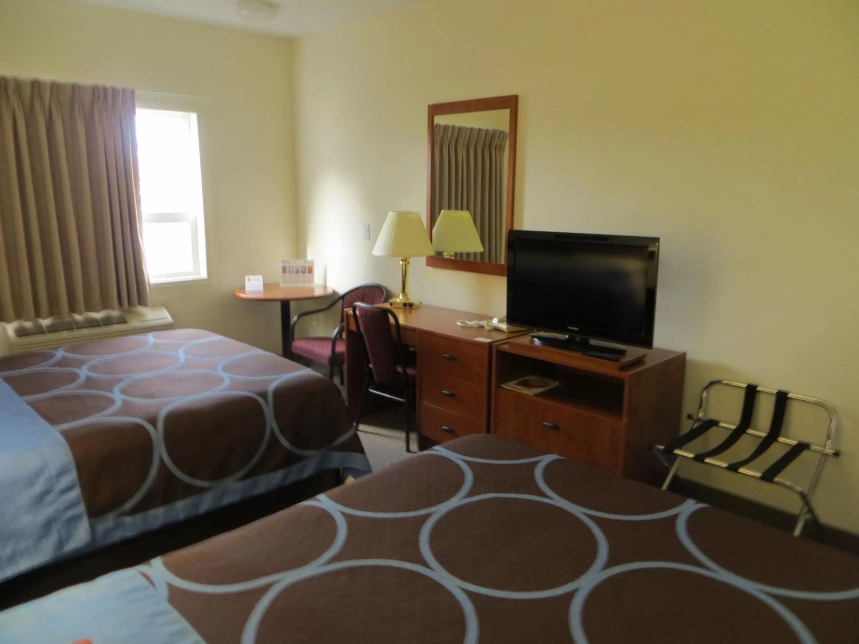Photo of the whole room, Bed in Super 8 by Wyndham Edmonton/West