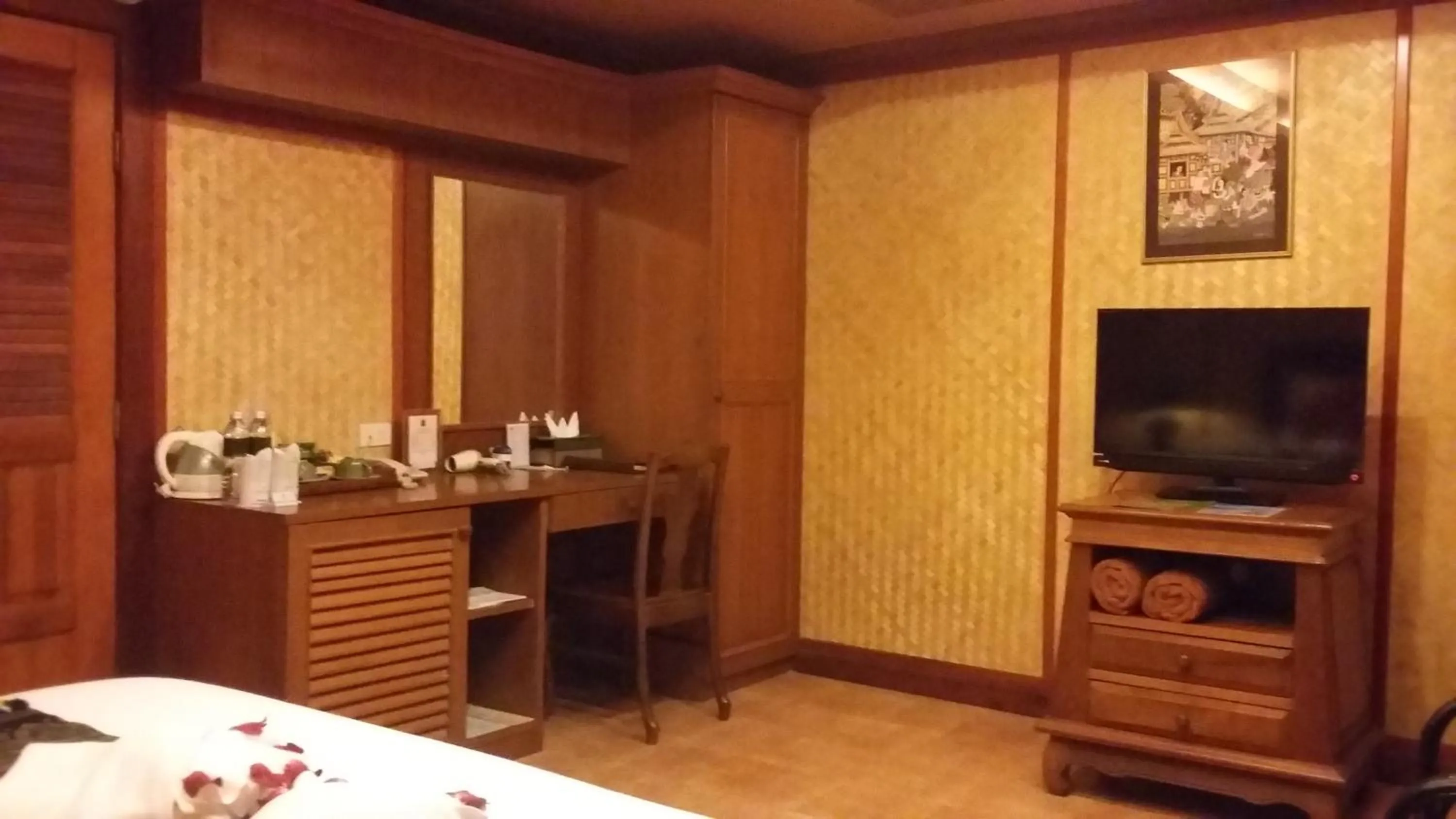TV and multimedia, Bed in Royal Phawadee Village Patong - 2 Minutes walk to the beach
