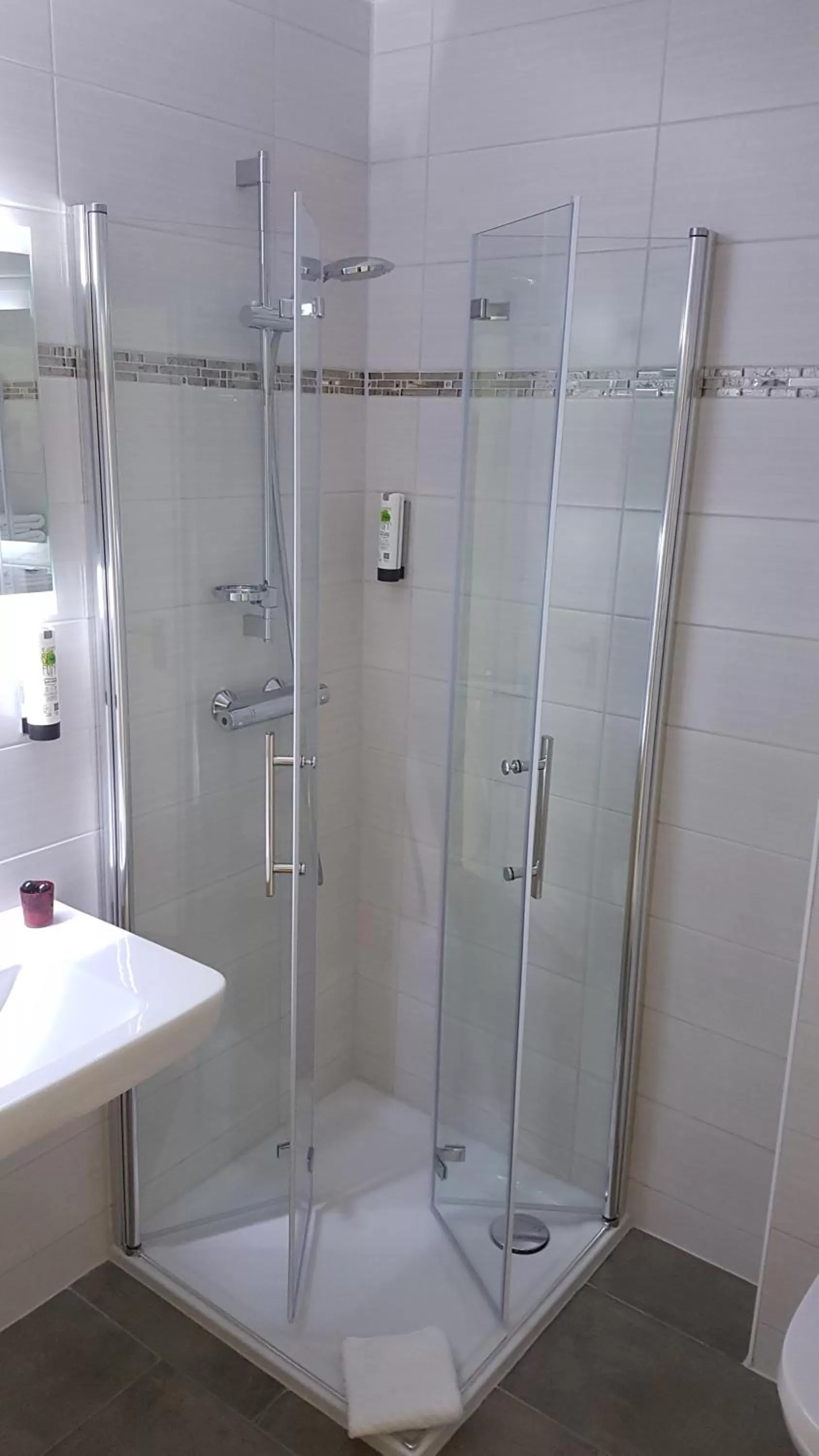 Shower in Hotel & Restaurant "Deutscher Kaiser"