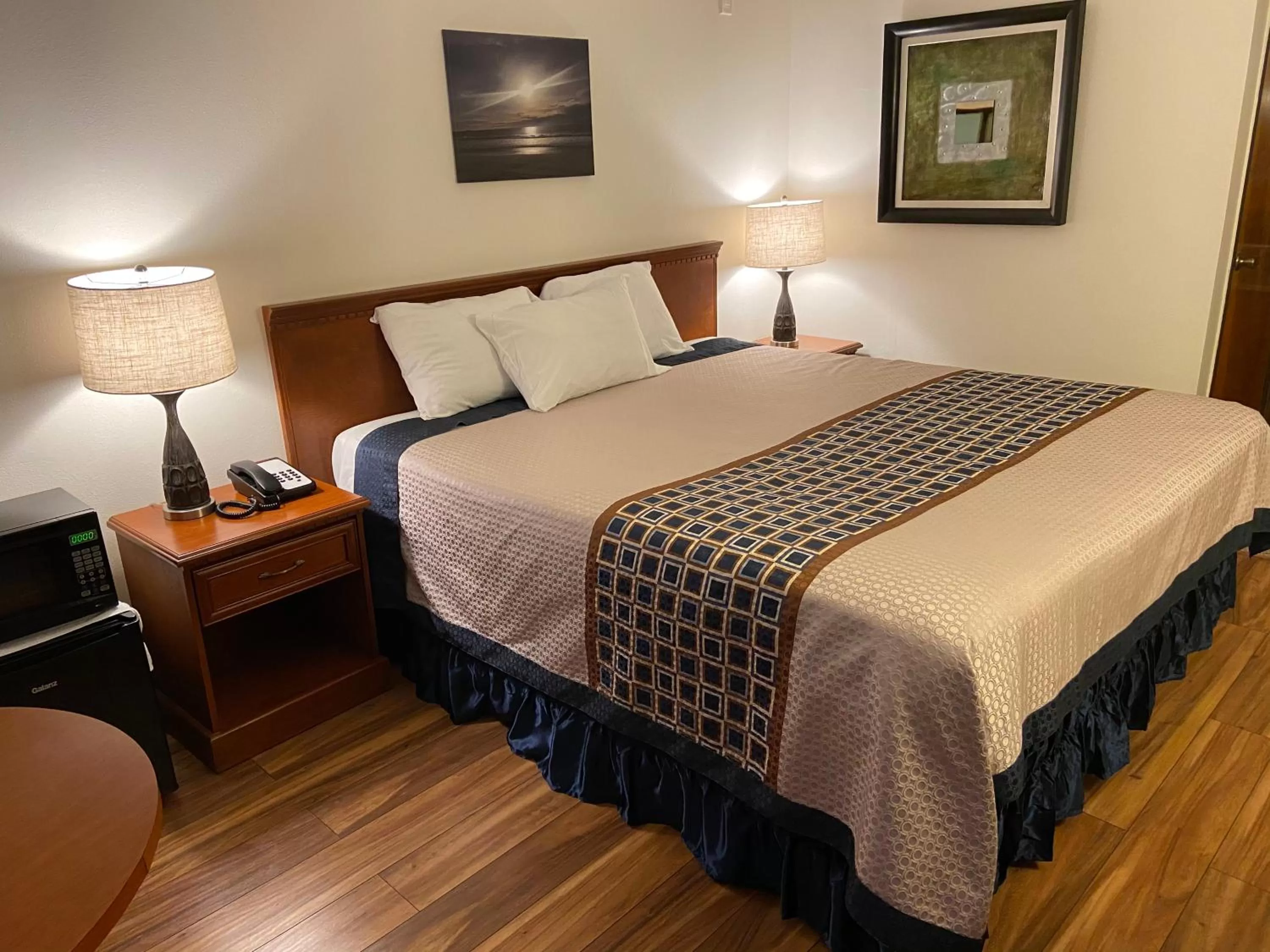 Bed in Vantage Point Inn - Woodland Hills