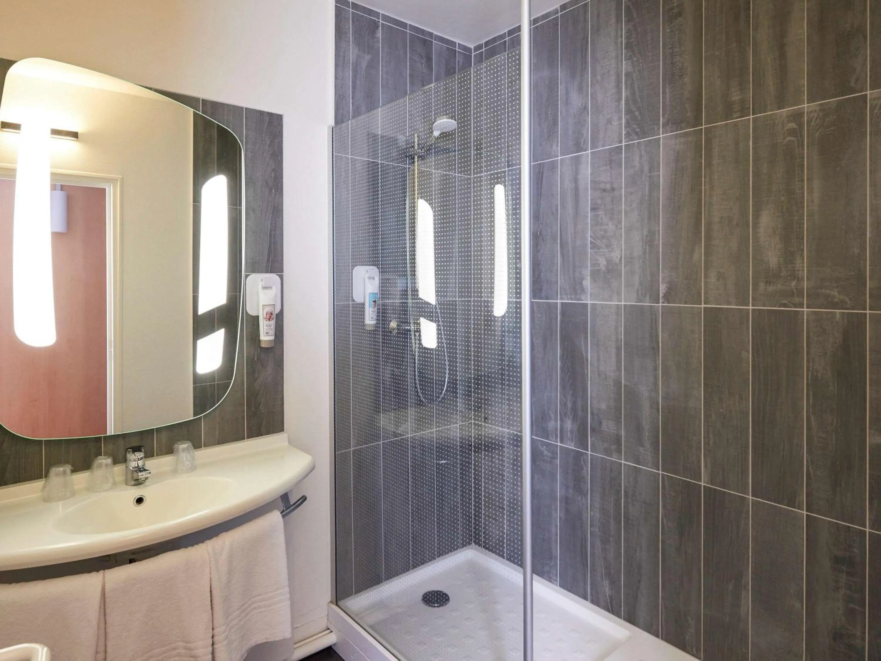 Shower in ibis Cholet