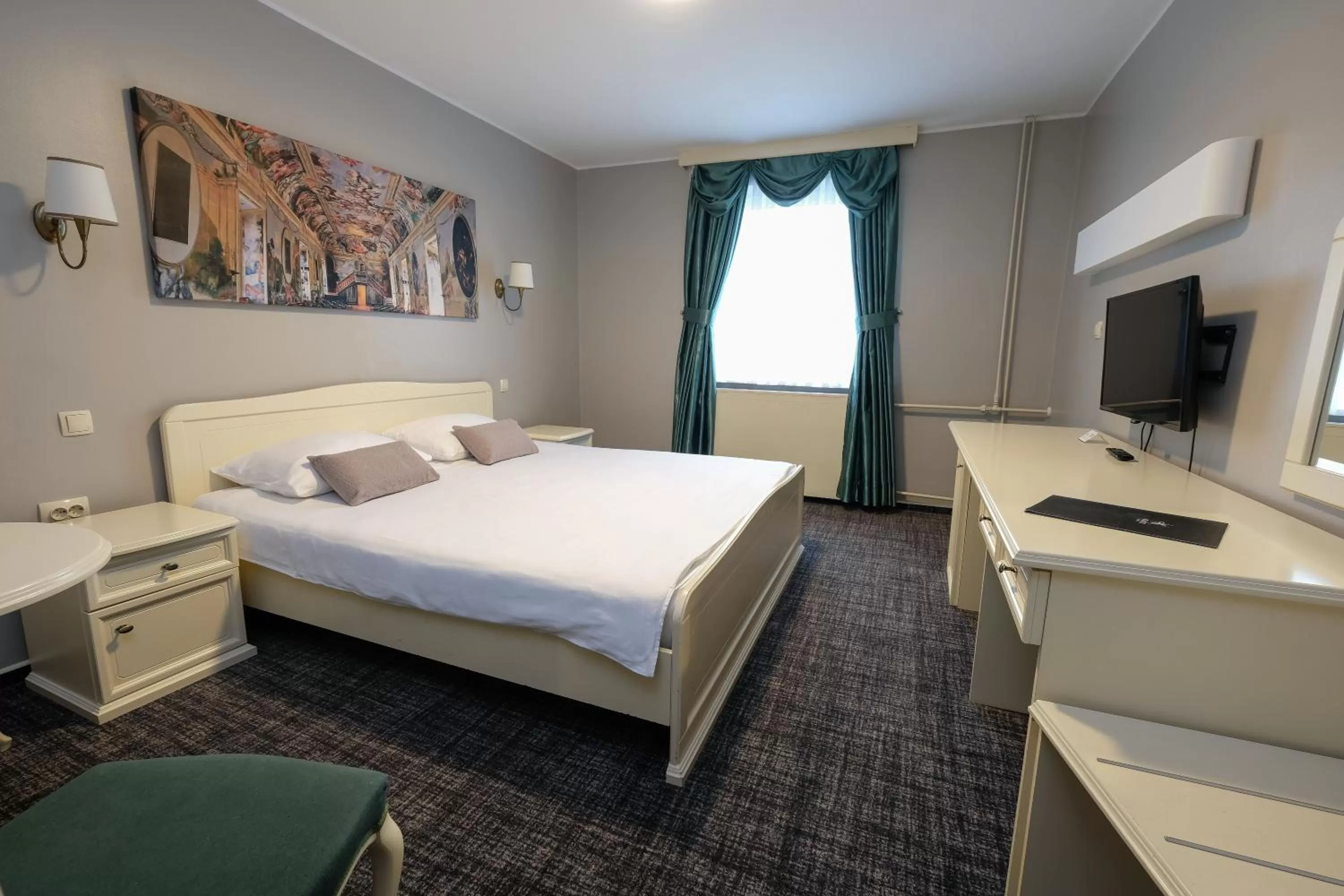 Communal lounge/ TV room, Bed in Hotel Kunst