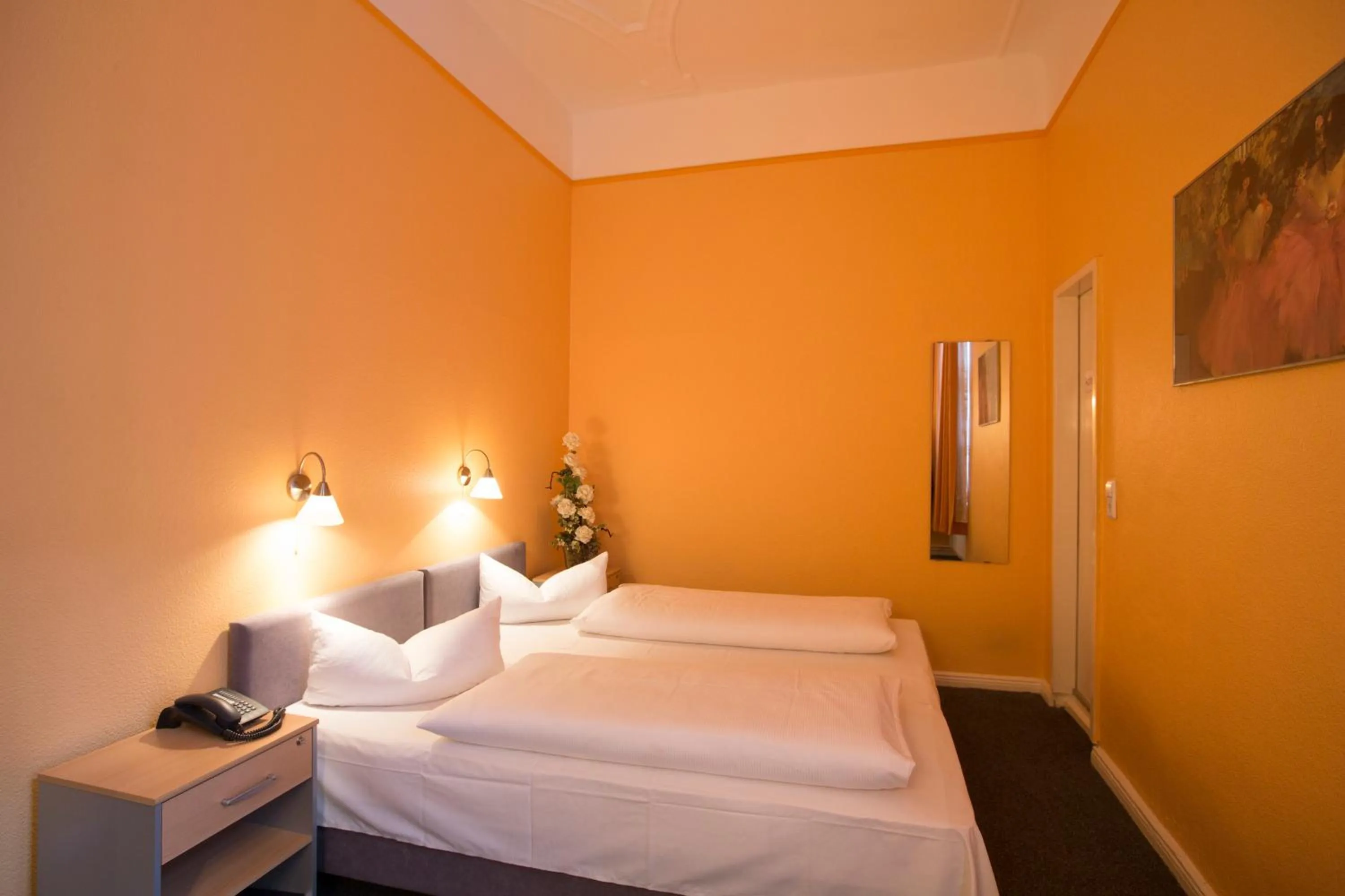 Bedroom, Bed in Hotel am Hermannplatz