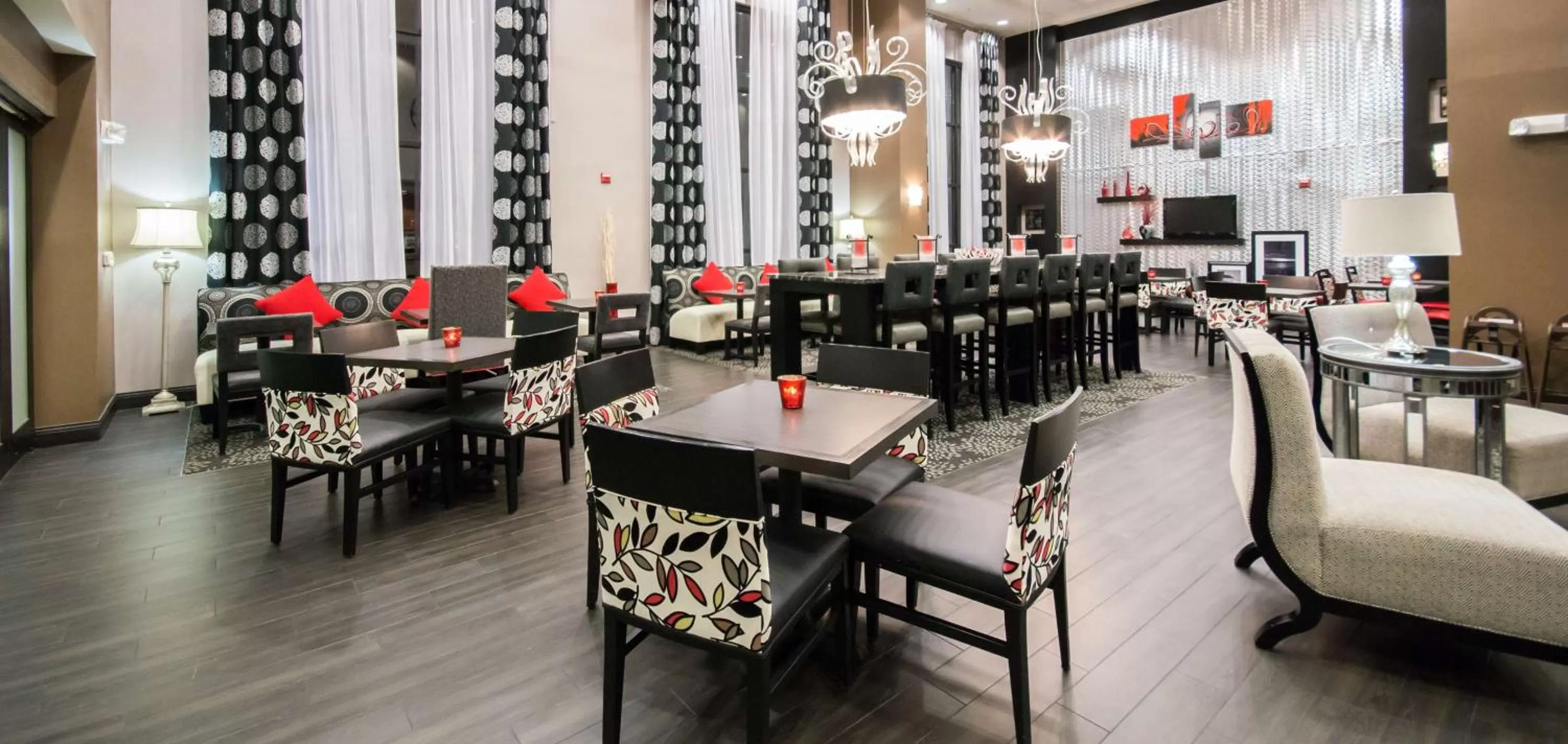 Dining area in Hampton Inn & Suites Orlando-John Young Parkway/South Park