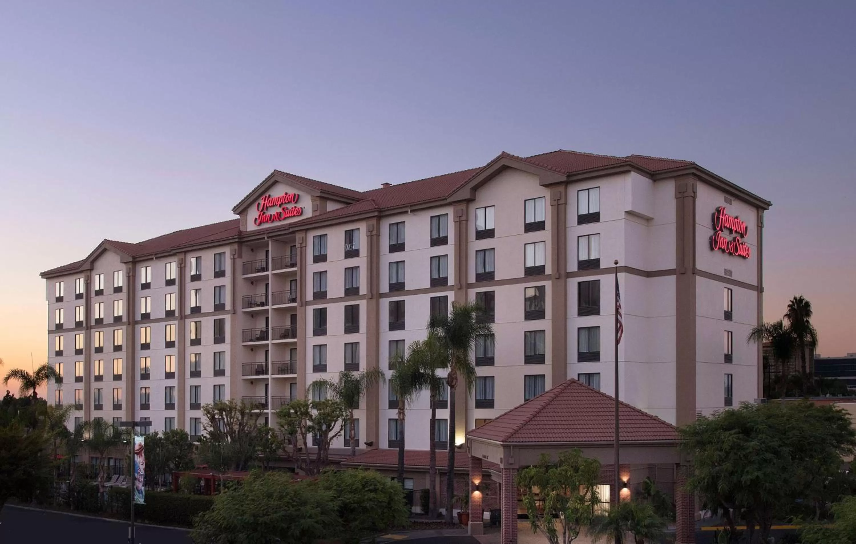 Property building in Hampton Inn & Suites Anaheim Garden Grove